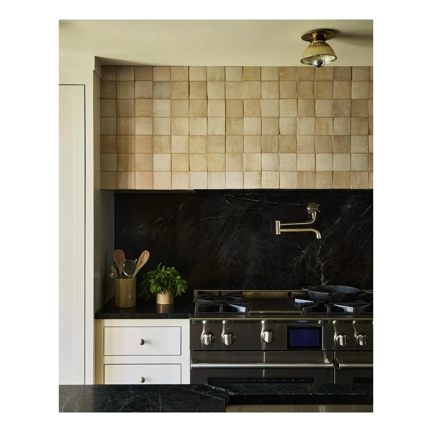 Weekend vibes @hudsoninteriordesigns 📸 @jaredkuziaphoto @cletile @urbanelectricco @waterworks