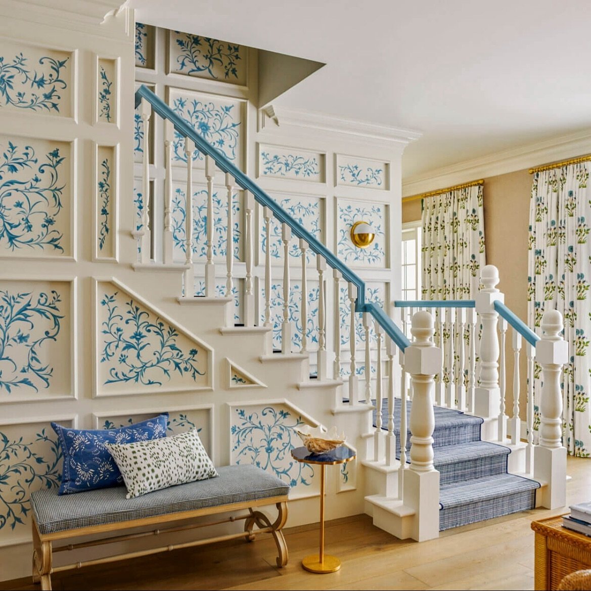 ✨ SCROLL-STOPPER! 

The painted botanical motif gallery in this stairwell is nothing short of stunning. What a beautiful, innovative idea. 

🏠 @andrewjhow 
📸 @ericpiasecki @helencrowther 
✨ @housebeautiful 

#grandmillennial #grandmillennialdecor #