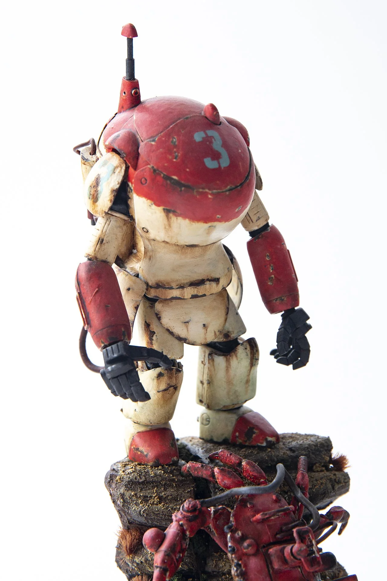 Maschinen Kriger armored suit, plastic scale model on diorama base. 