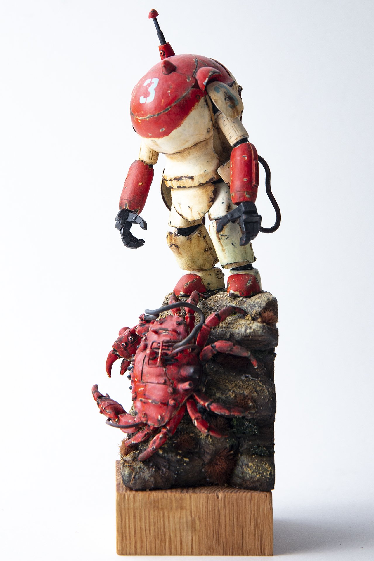 Mechanical crab drone and armored sci-fi suit from the Maschinen Kriger world. 