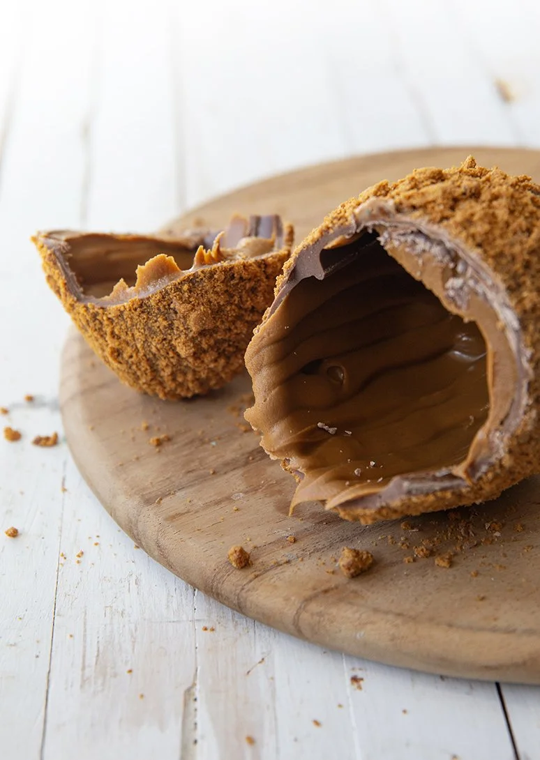 Broken milk chocolate egg with speculoos paste inside
