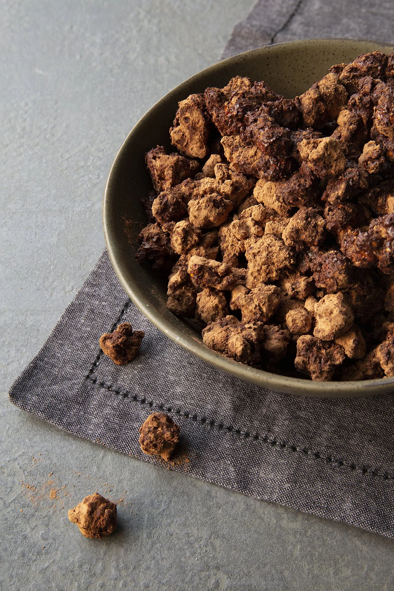 Caramel cocoa popcorn, in elegant grey serving dish on grey table