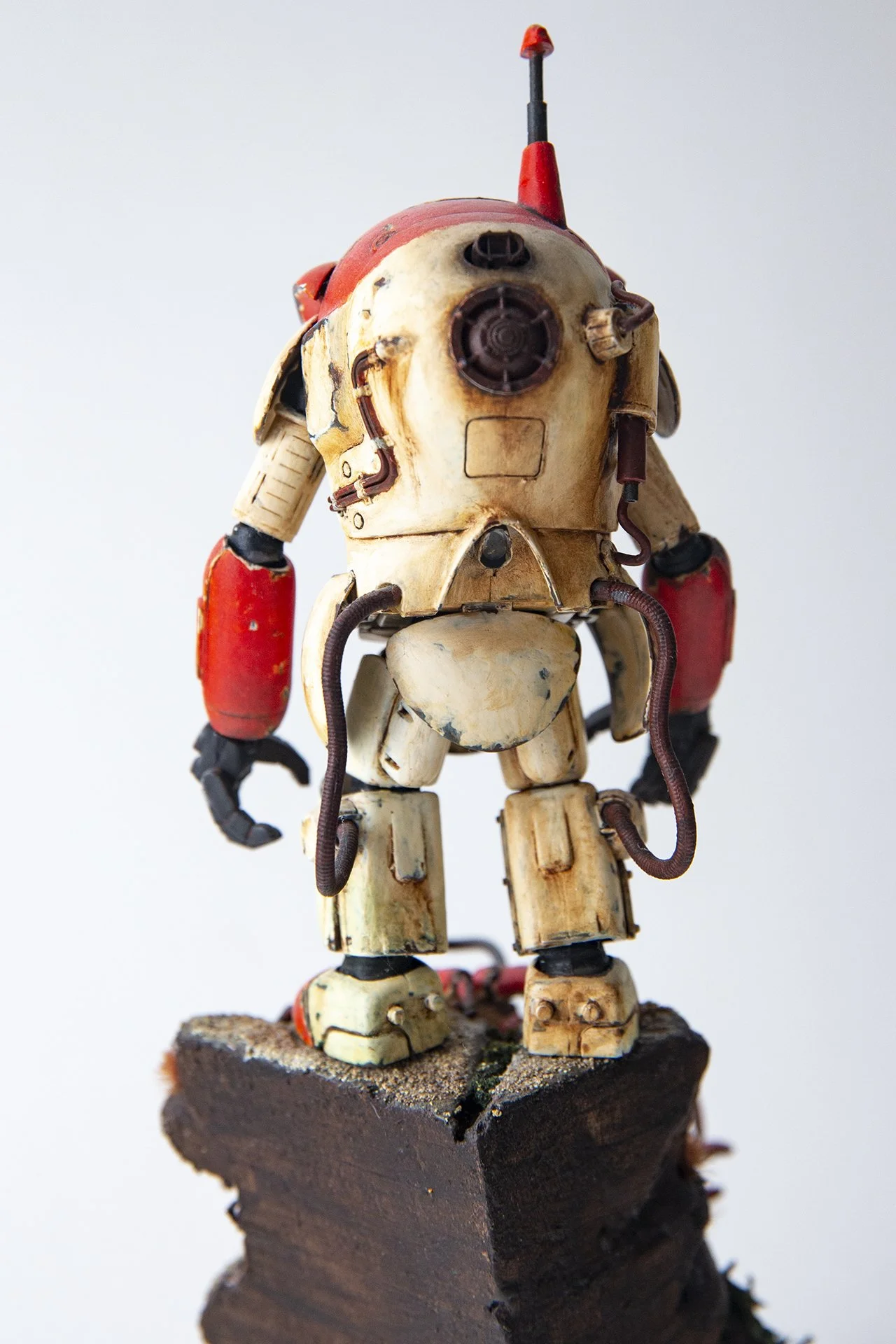 Weathered scale model of Maschinen Kriger power suit posed on base. 