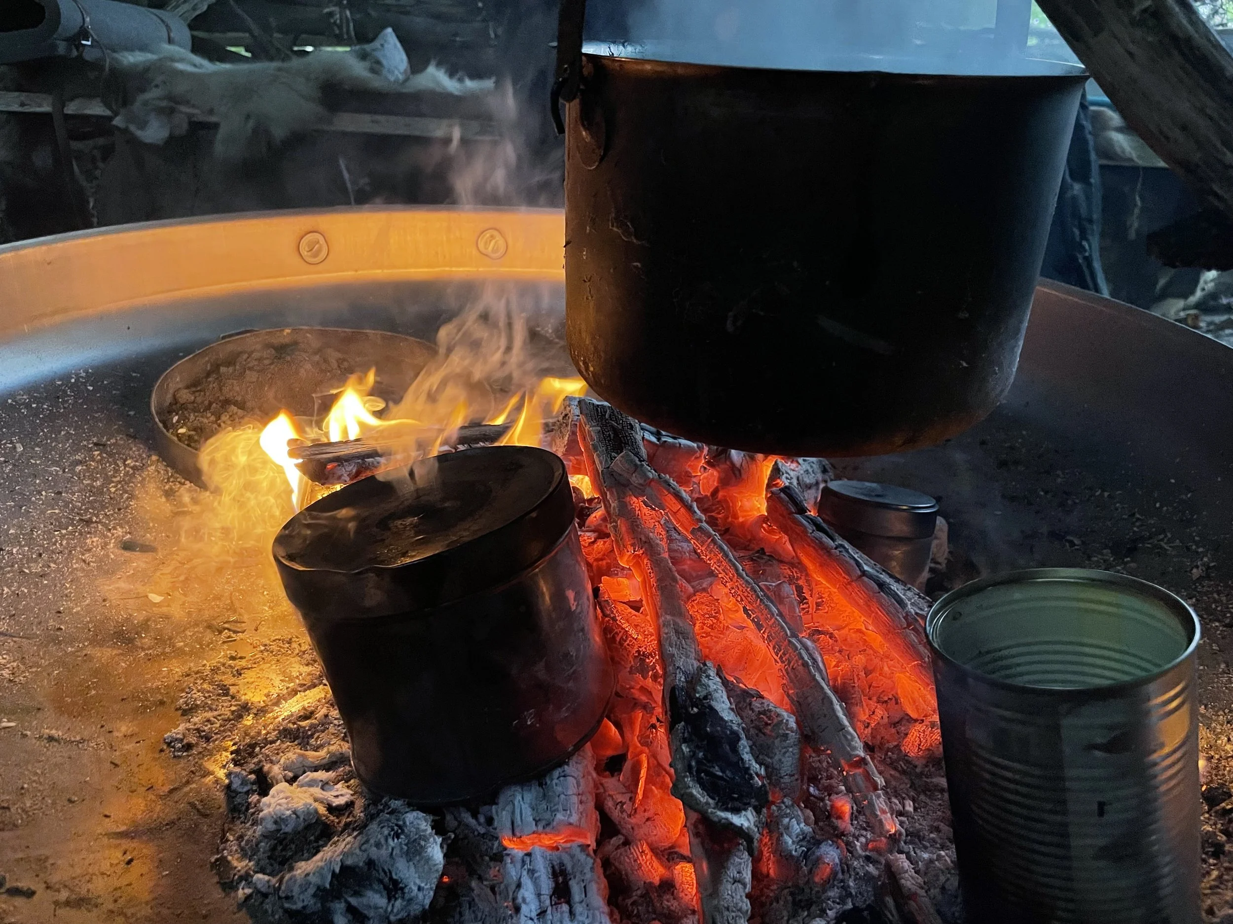 Arbeiten mit Feuer in Syke in der Wildnisschule im Wald, Natur, Draußenzeit
