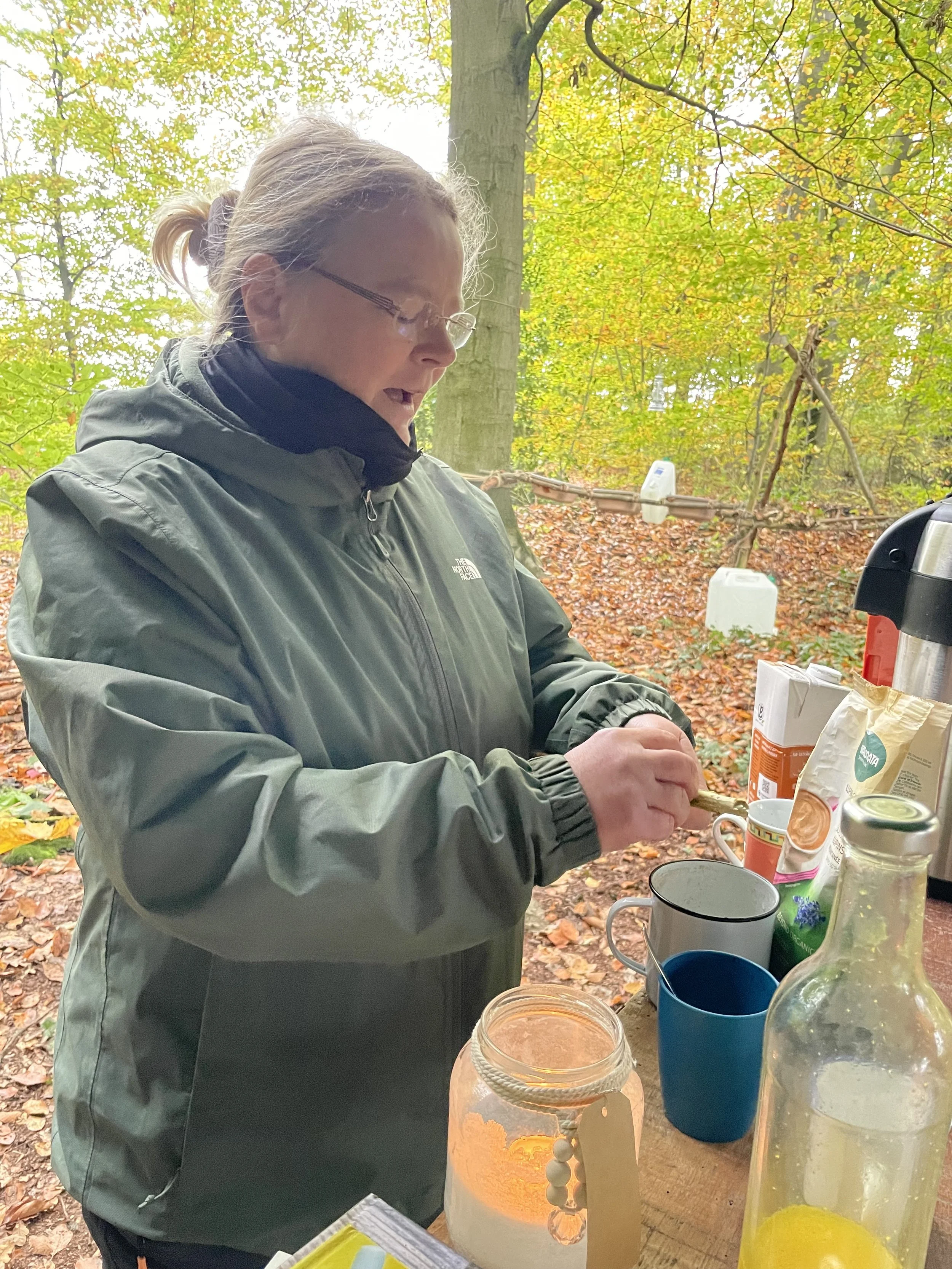 Zeichnen, Malen, Kunst in Syke im Wald, Malen in der Natur in Syke, Kunstwerke glücklicher Teilnehmer, Gemeinschaft