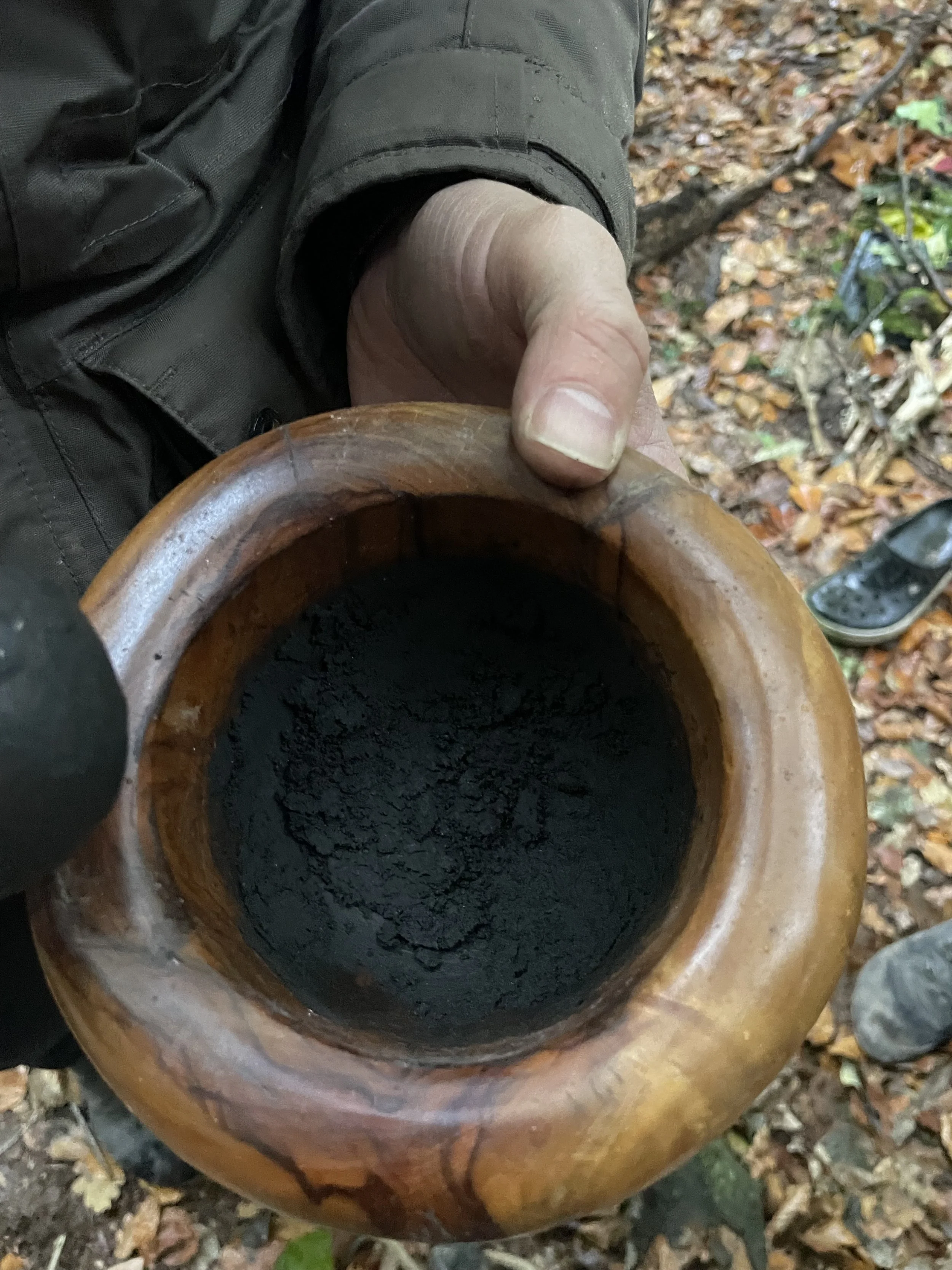 Arbeiten mit Feuer in Syke in der Wildnisschule im Wald, Natur, Draußenzeit