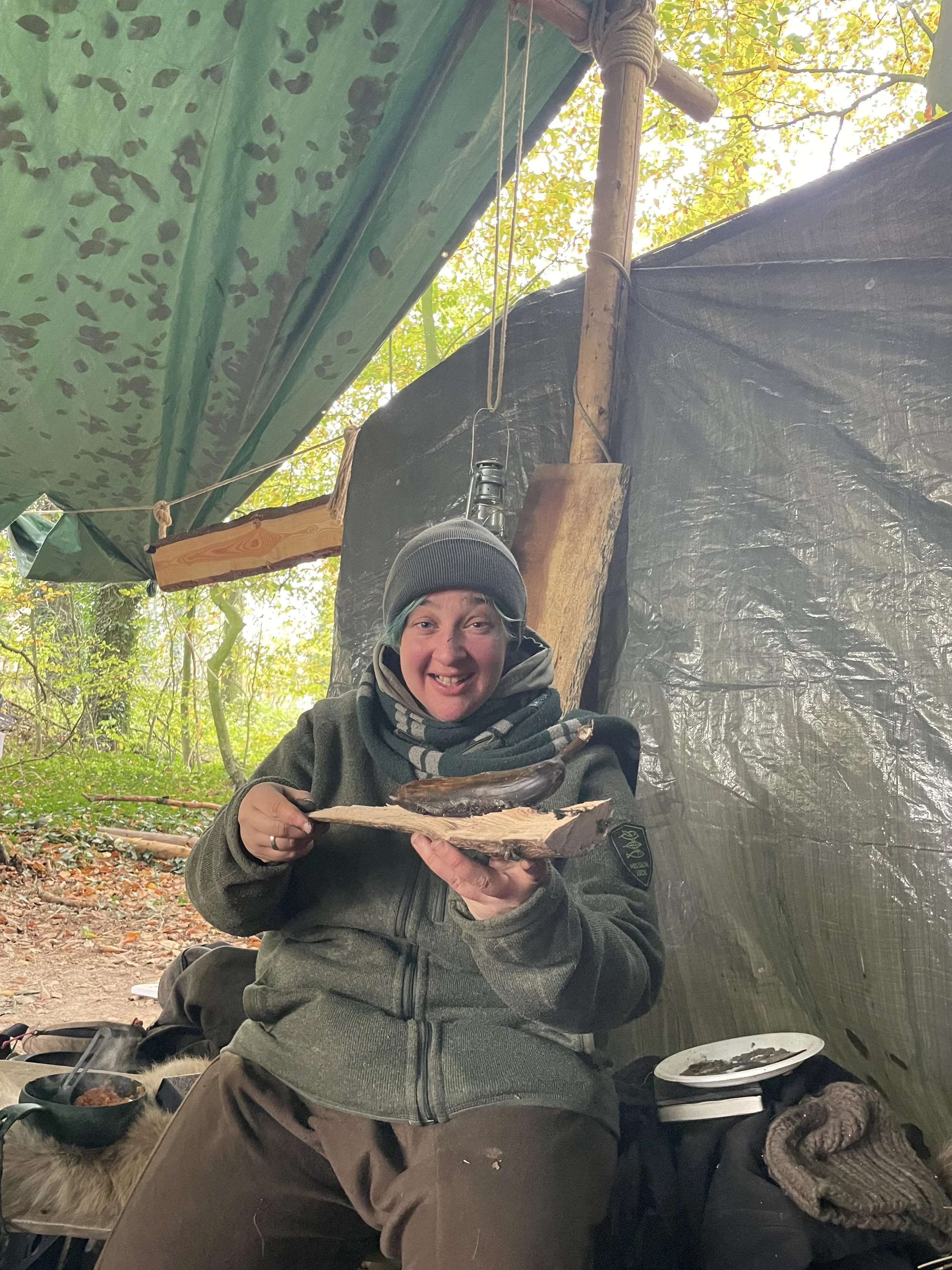 Autorin und Künstlerin Lisa hat freude im Wald in Syke 