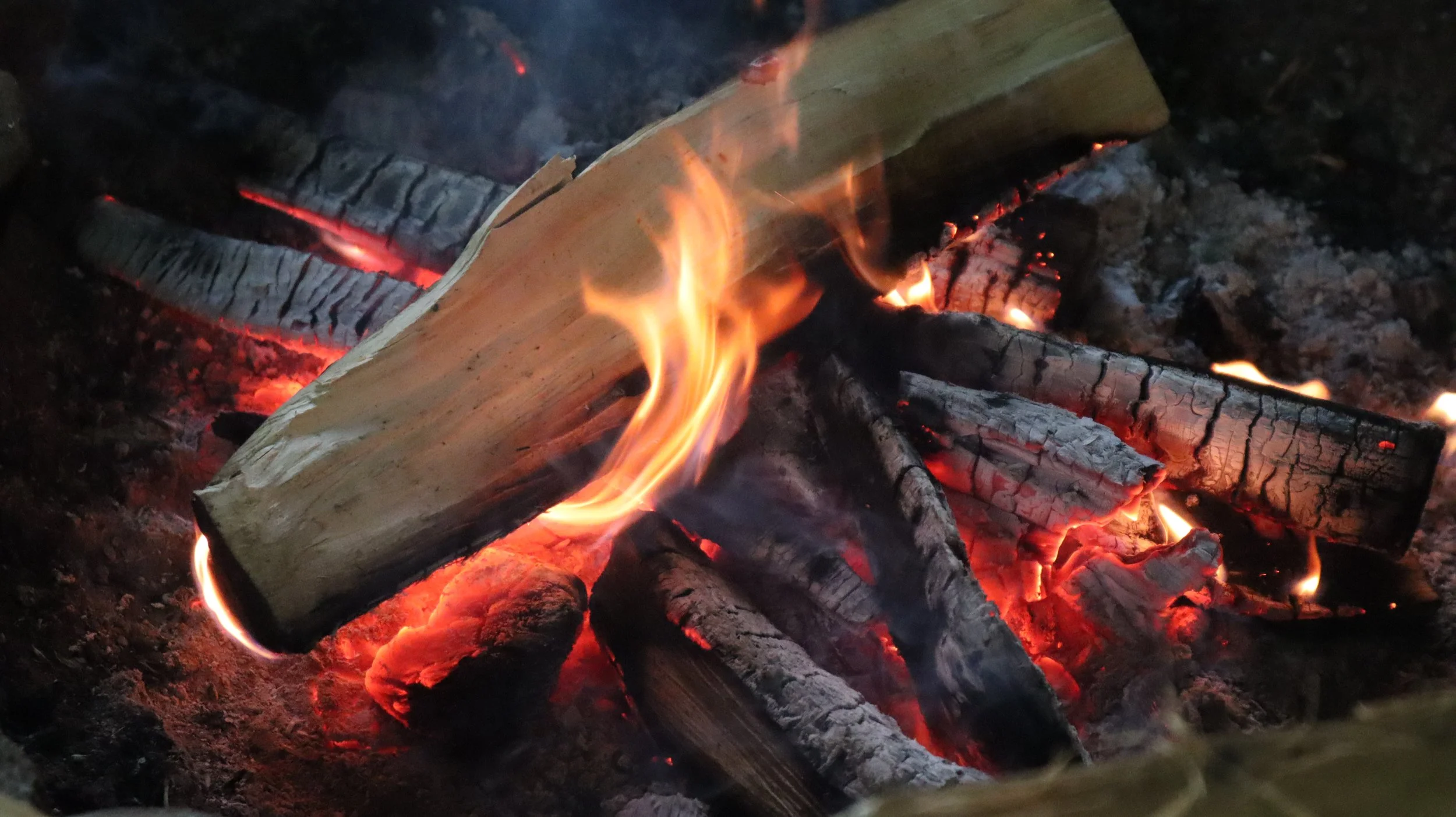 Feuer wärmt und bringt Gemeinschaft