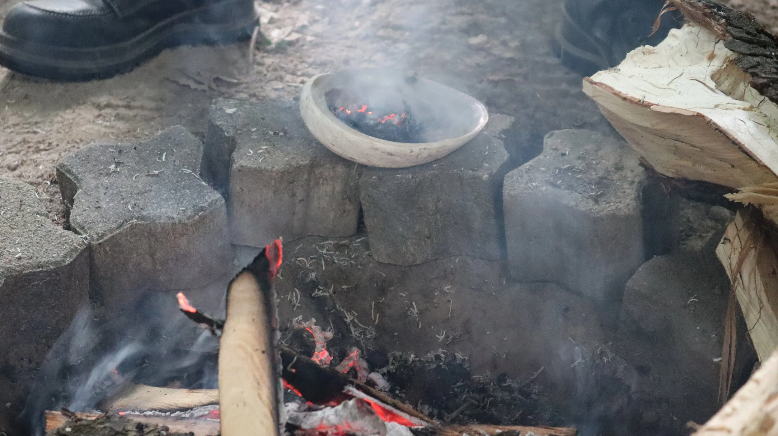 Feuer machen und Glut brennen in Syke in der Wildnisschule