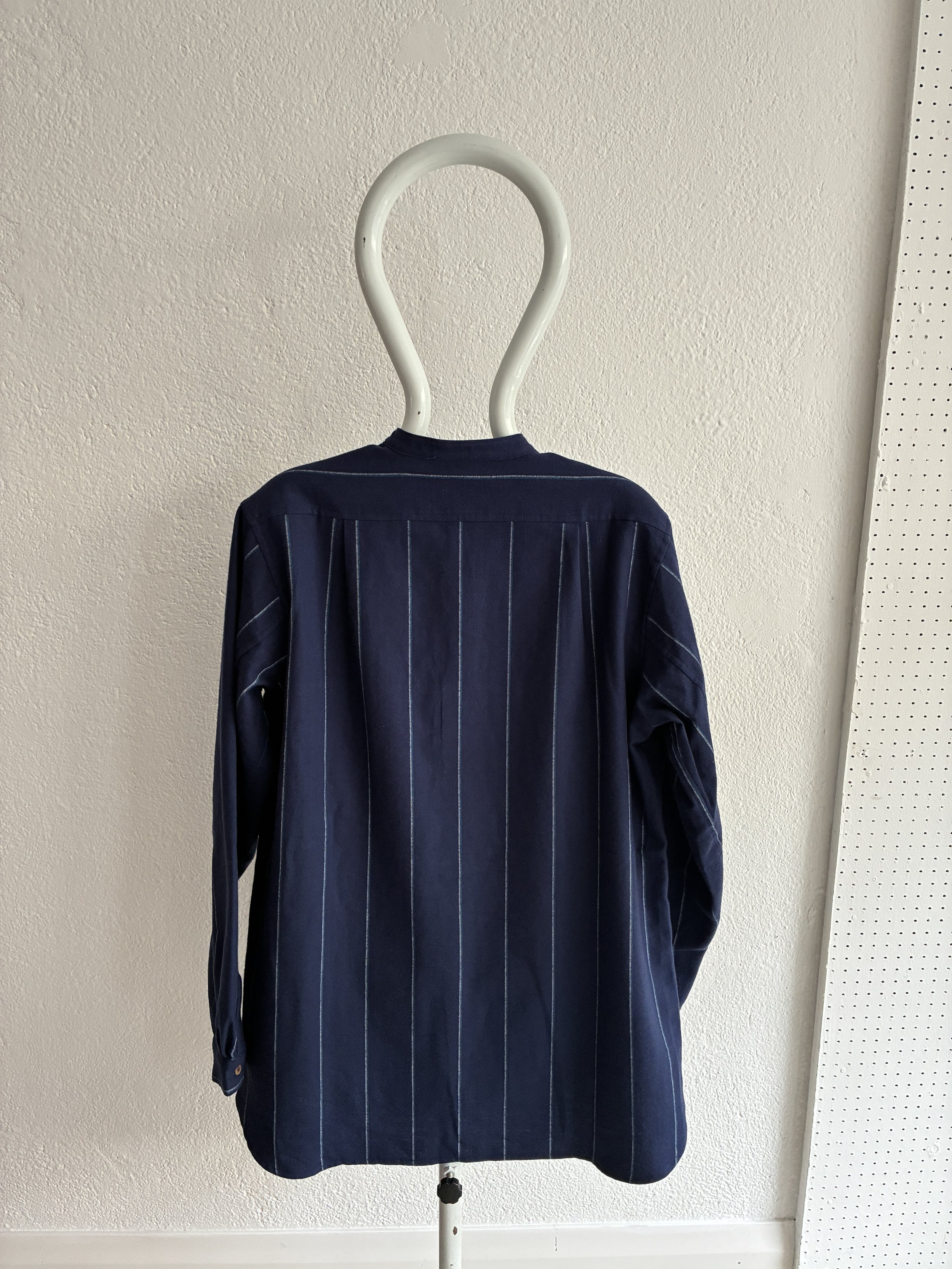 Mannequin wears a Frank Leder navy striped shirt, back view