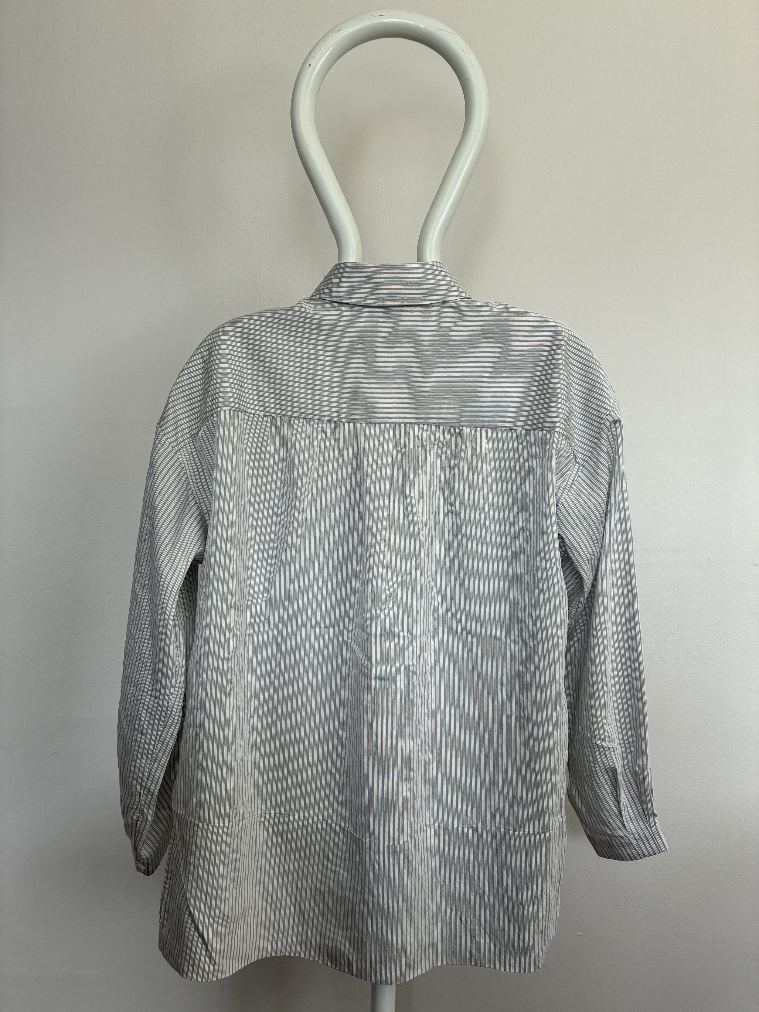 Back of 1st PAT-RN Woman Modula Shirt in Fine Stripes on mannequin