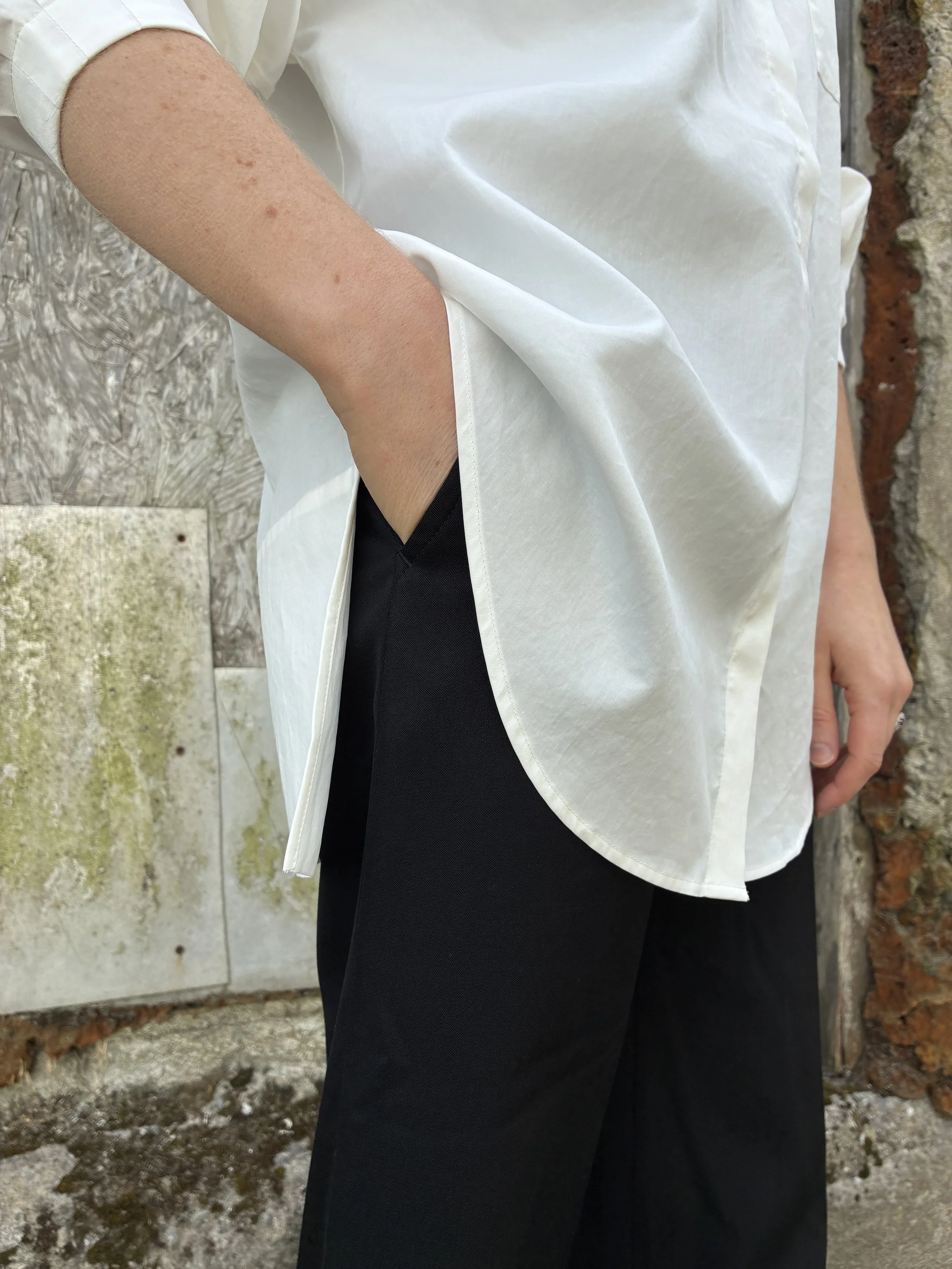 Closeup of side slit of White 1st PAT-RN Woman Modula Shirt