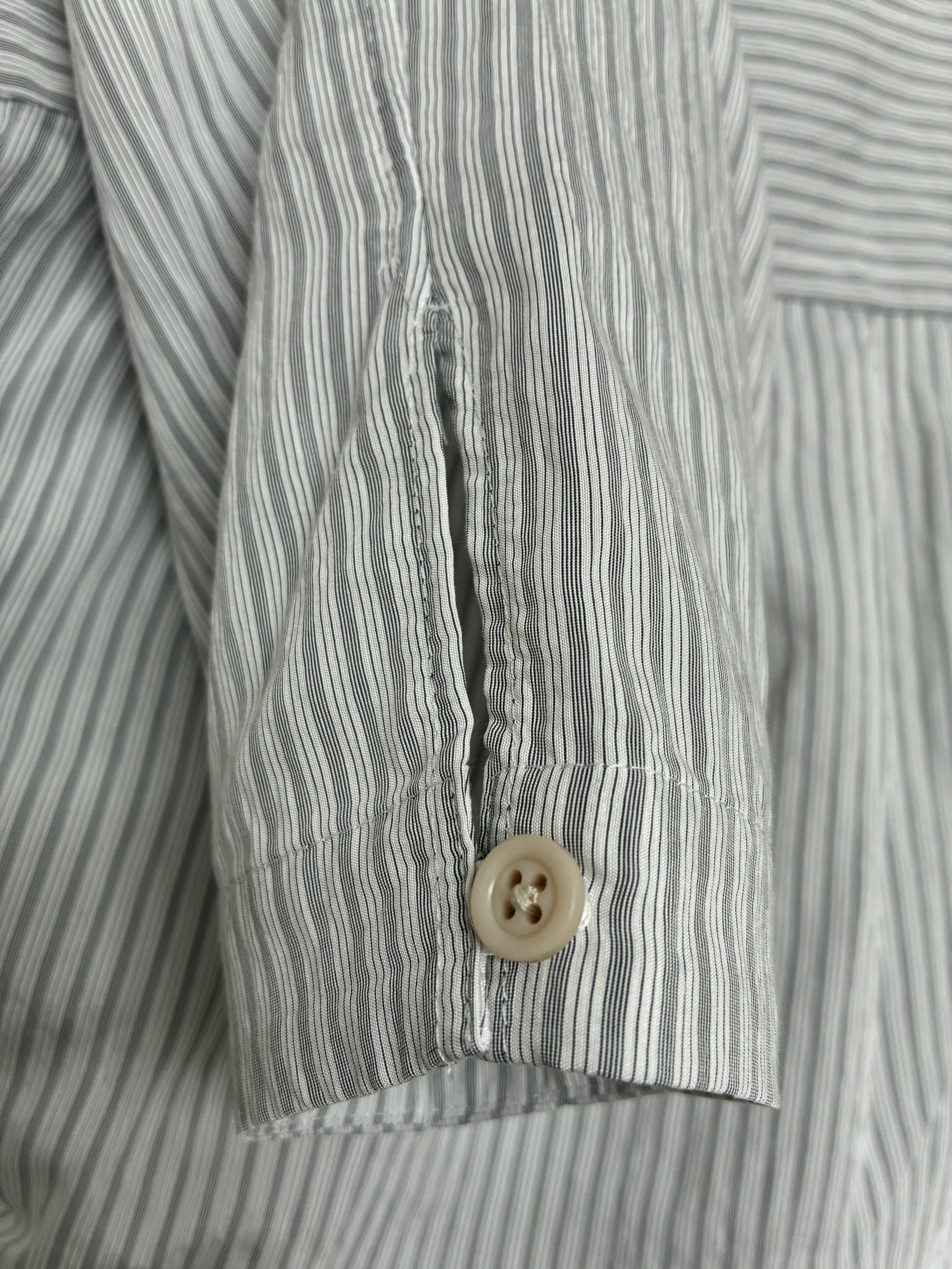 Closeup of button cuff of 1st PAT-RN Woman Modula Shirt in Fine Stripes