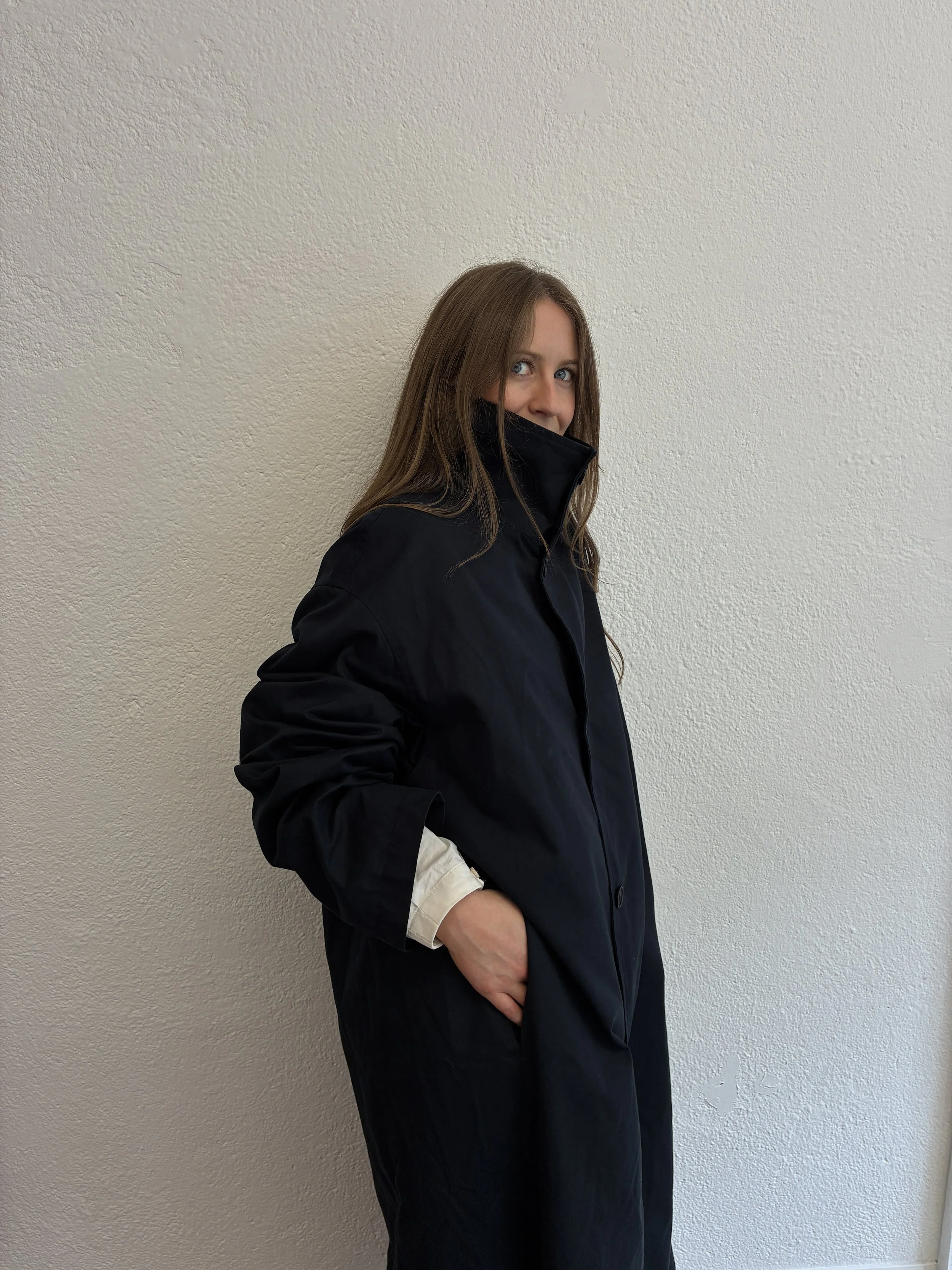 Side profile of woman wearing Navy De Dam Foundation Cotton Gabardine Trench Coat with hand in pocket