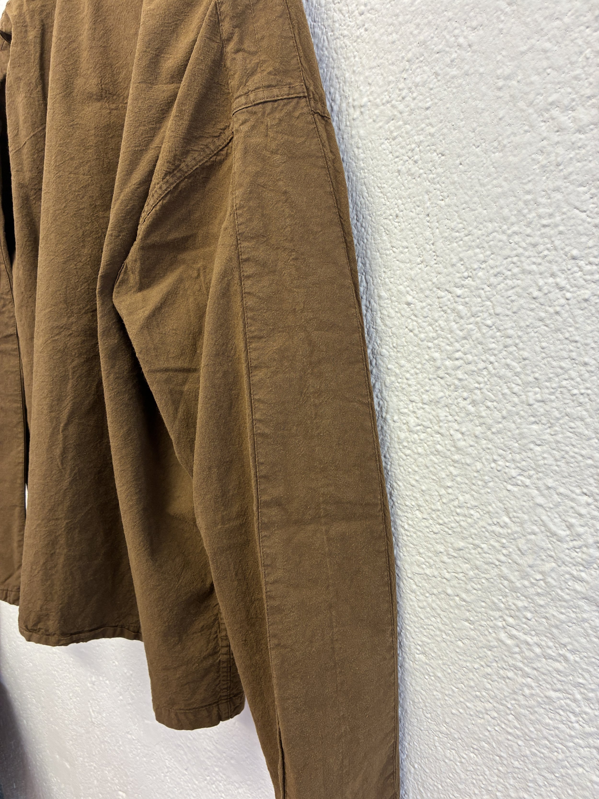 Closeup of arm of Tender Co Type 485 Isosceles Brown Hat Shirt