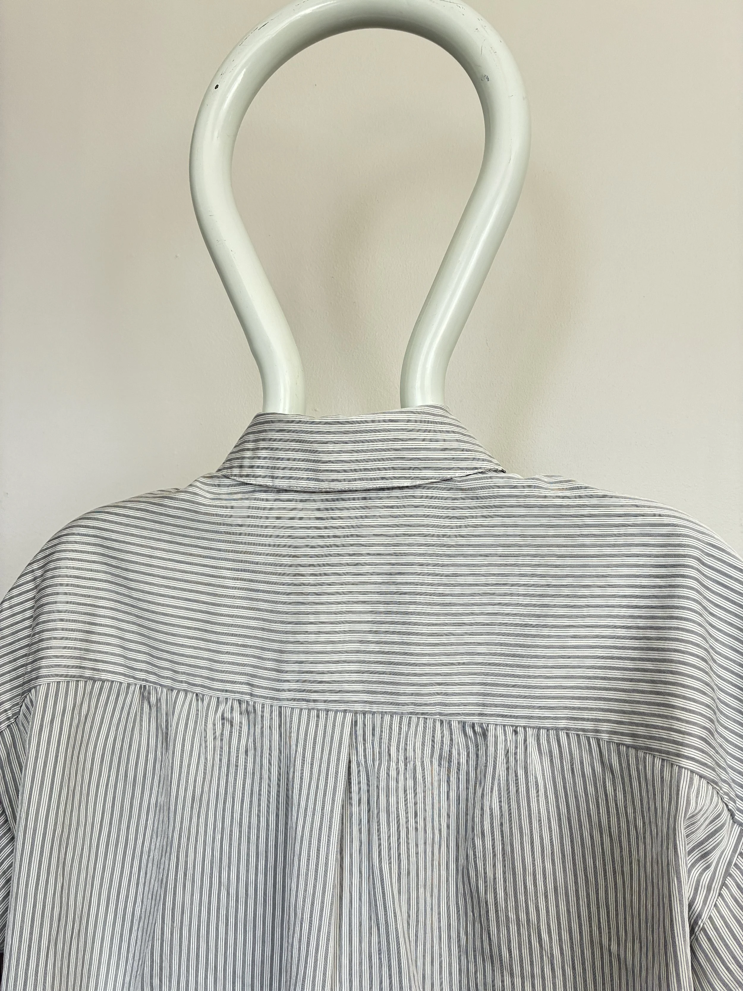 Closeup of back collar of 1st PAT-RN Woman Modula Shirt in Fine Stripes on mannequin