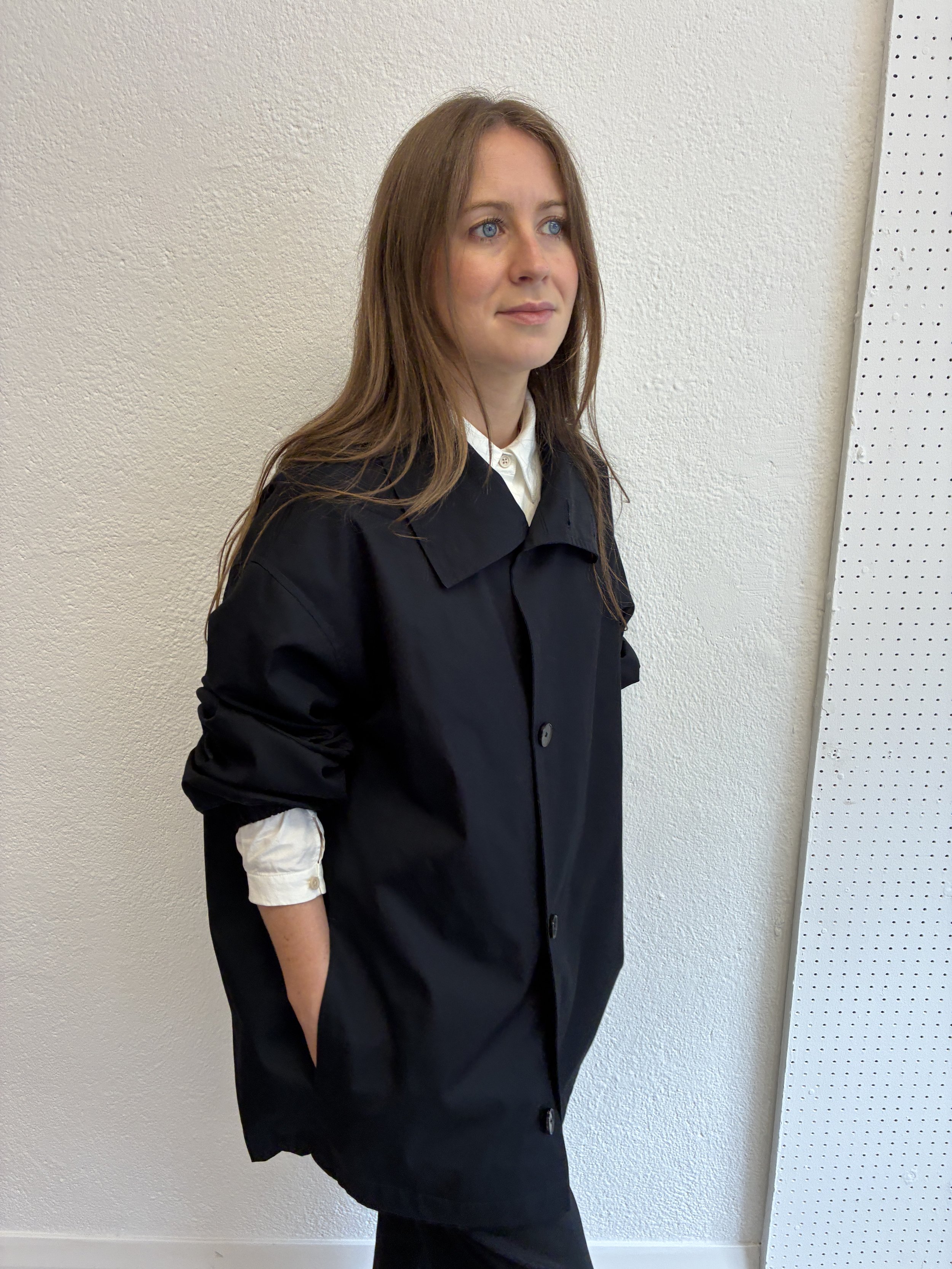 Woman wearing Navy De Dam Foundation Cotton Gabardine Jacket over white shirt
