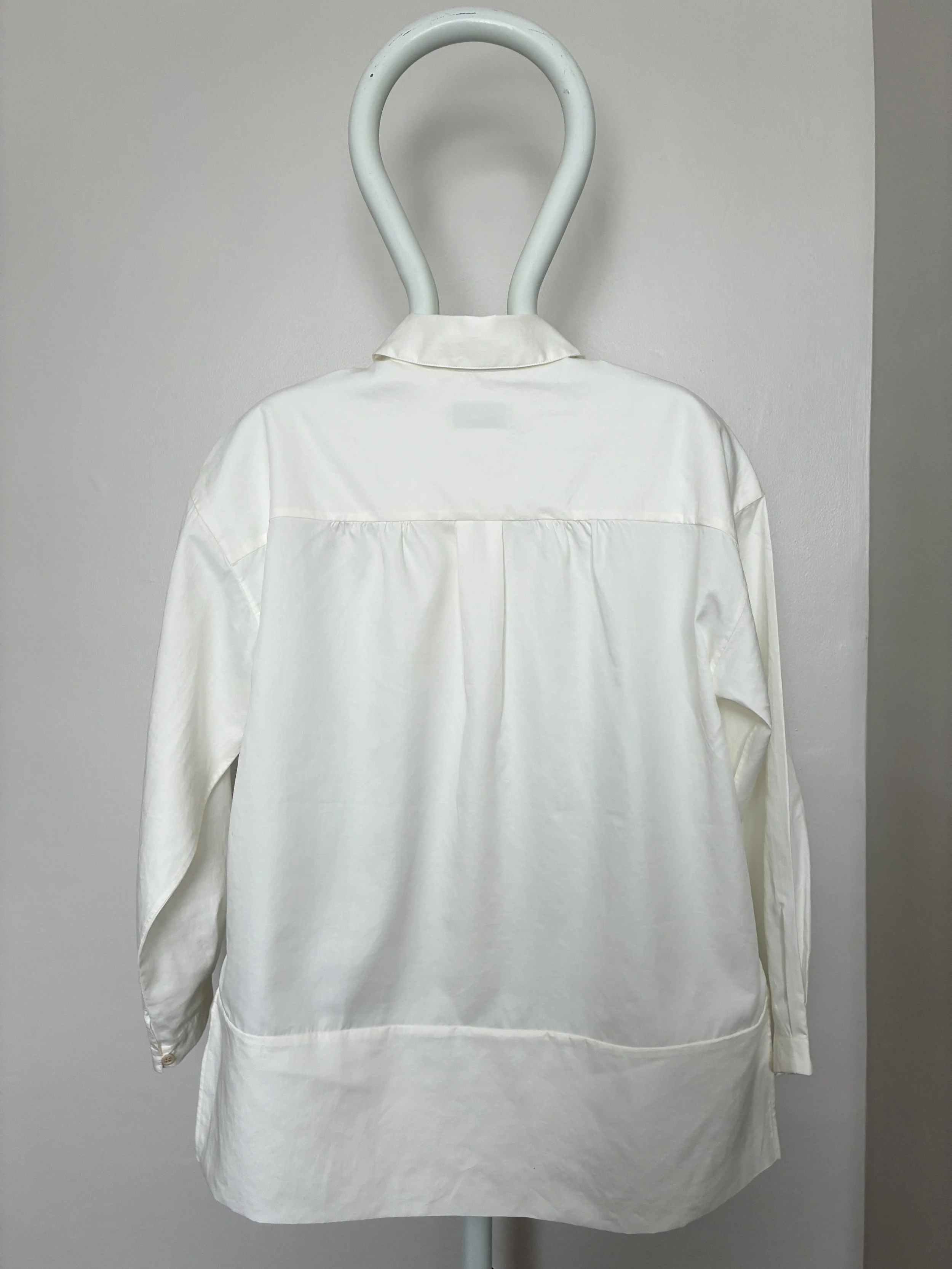Back of White 1st PAT-RN Woman Modula Shirt on mannequin