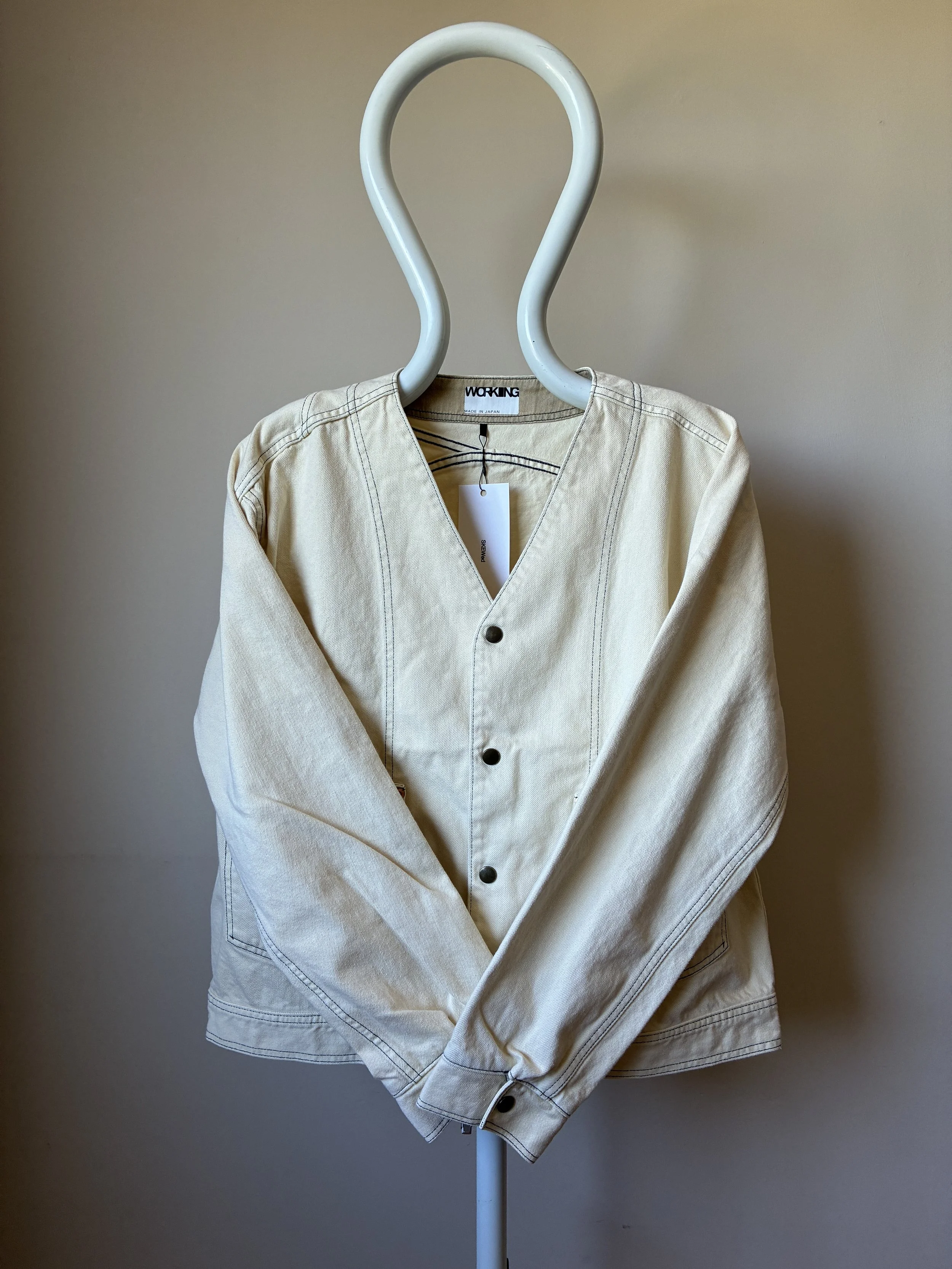 Working Skewed yeast yellow jacket on mannequin