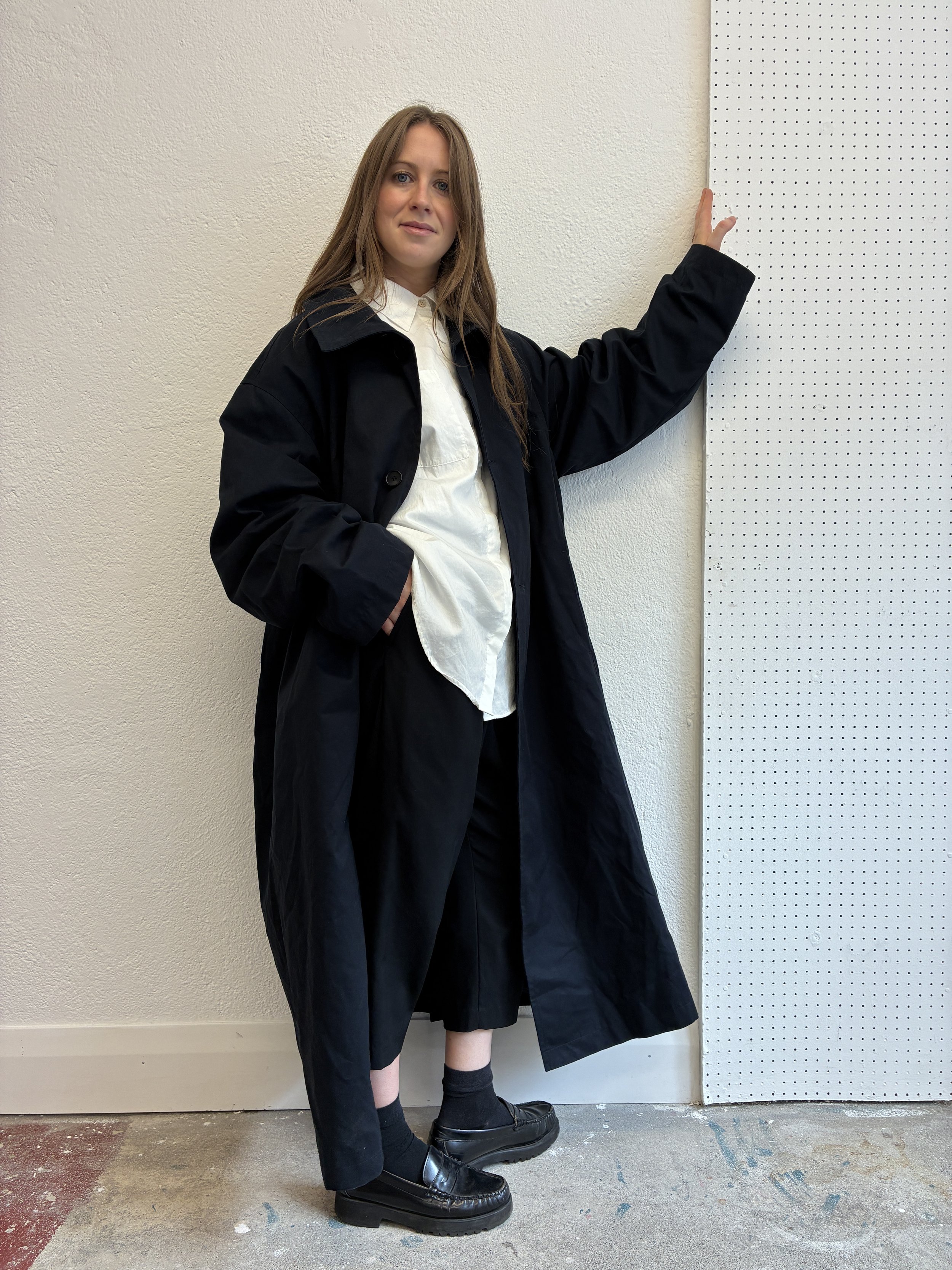 Woman wearing Navy De Dam Foundation Cotton Gabardine Trench Coat open over white shirt