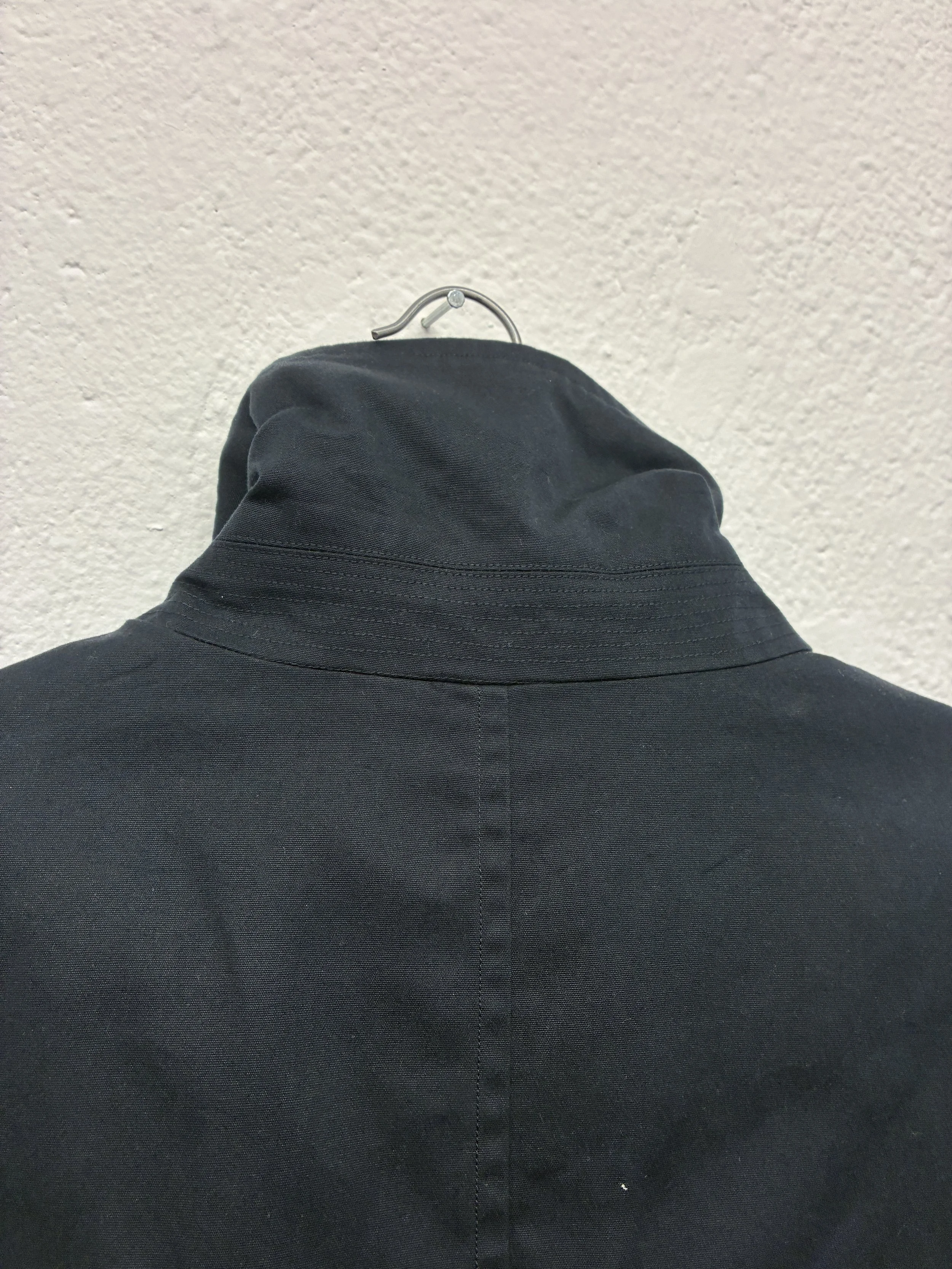 Closeup of back of collar of navy De Dam Foundation Cotton Gabardine Trench Coat