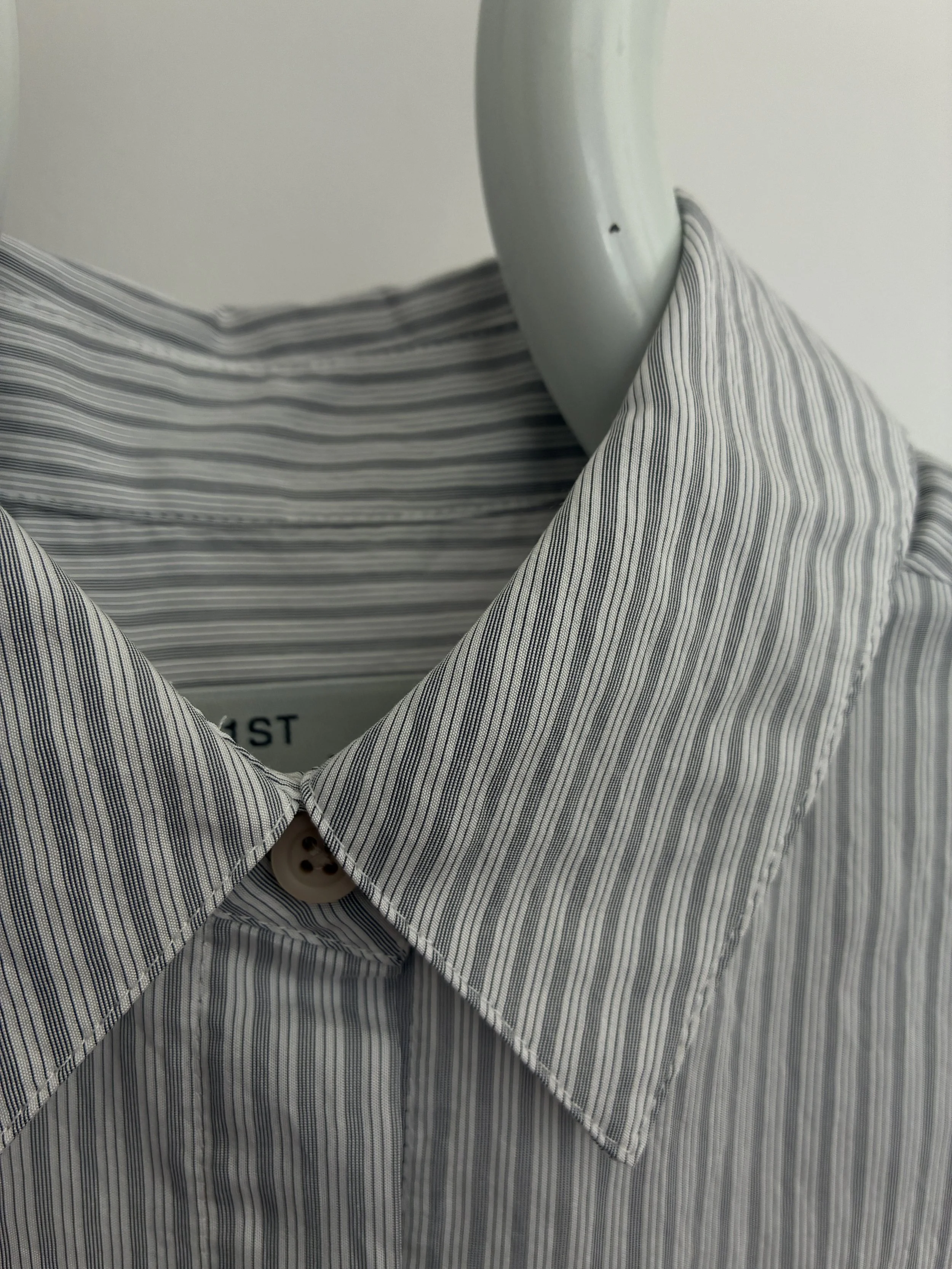 Closeup of collar of 1st PAT-RN Woman Modula Shirt in Fine Stripes on mannequin