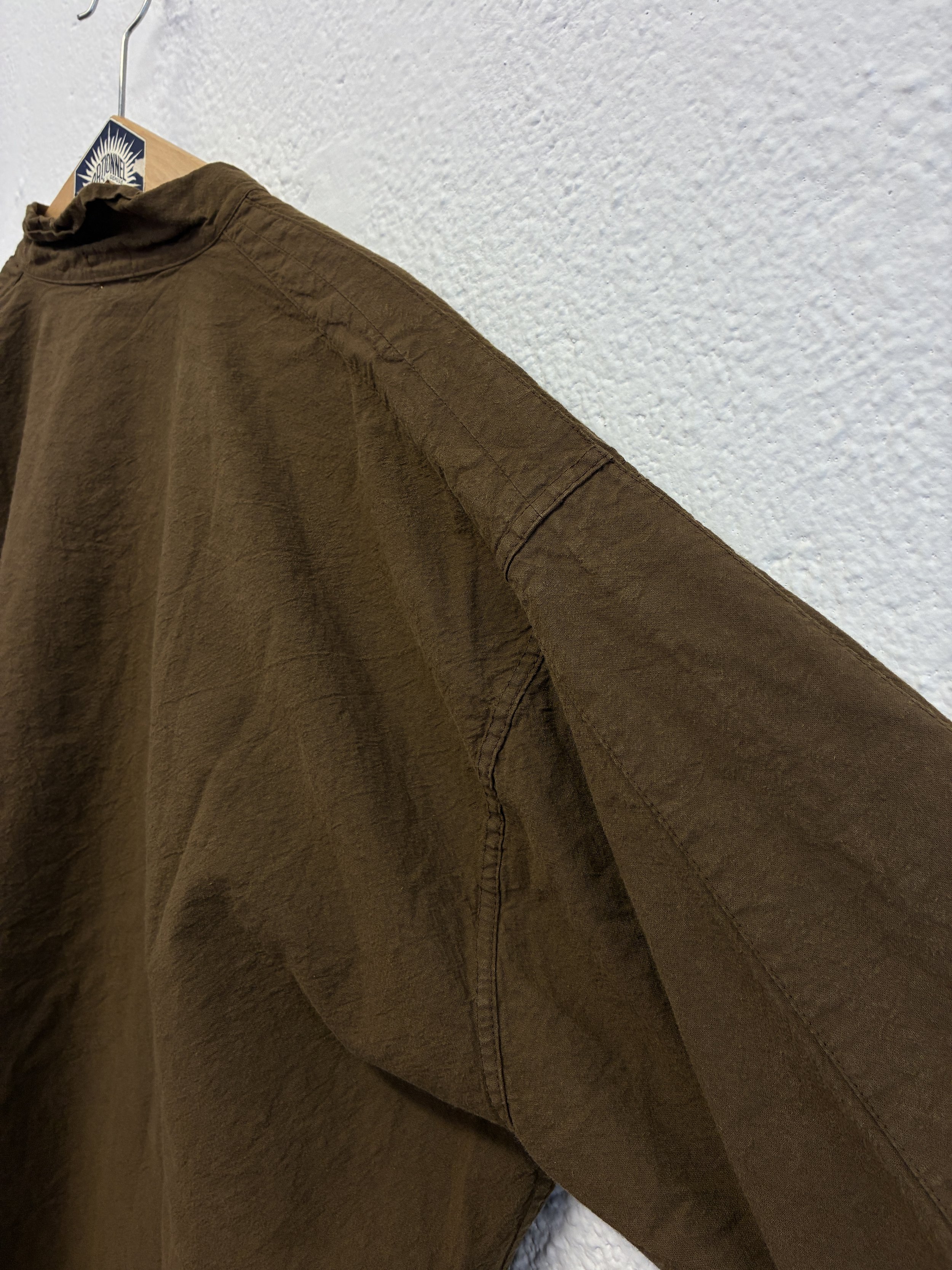 Closeup of shoulder of Tender Co Type 485 Isosceles Brown Hat Shirt