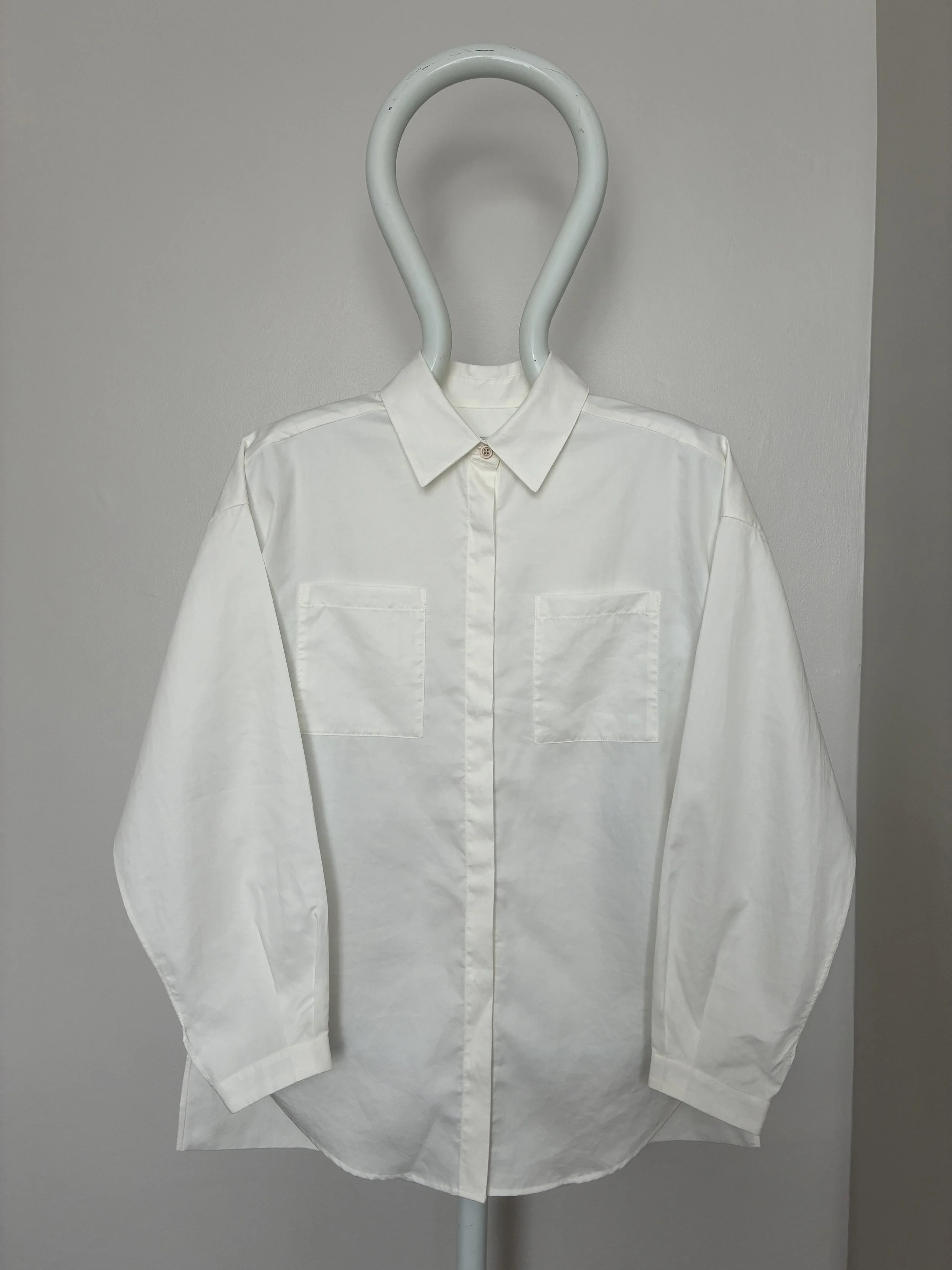 White 1st PAT-RN Woman Modula Shirt on mannequin