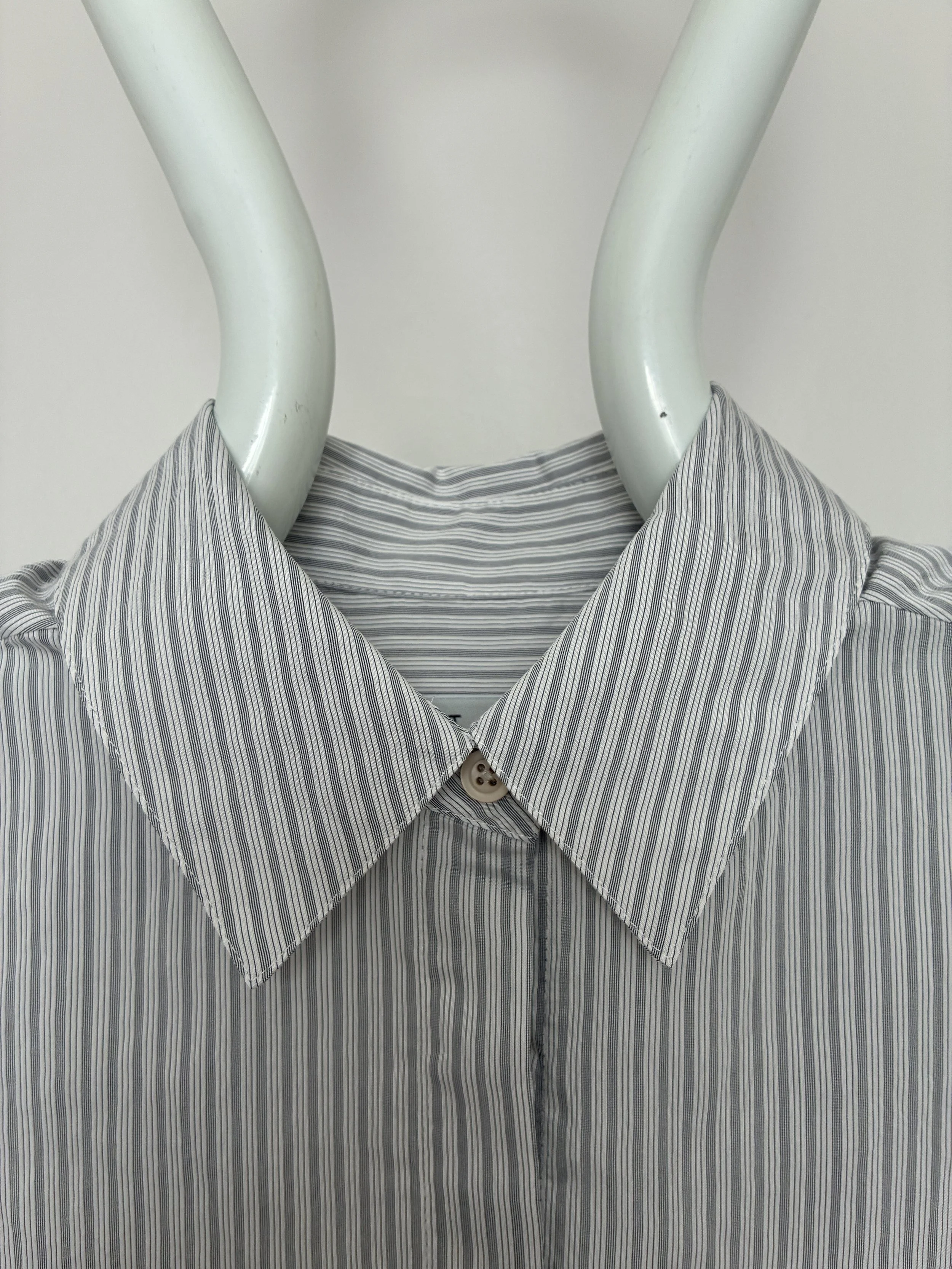 Closeup of collar of 1st PAT-RN Woman Modula Shirt in Fine Stripes on mannequin