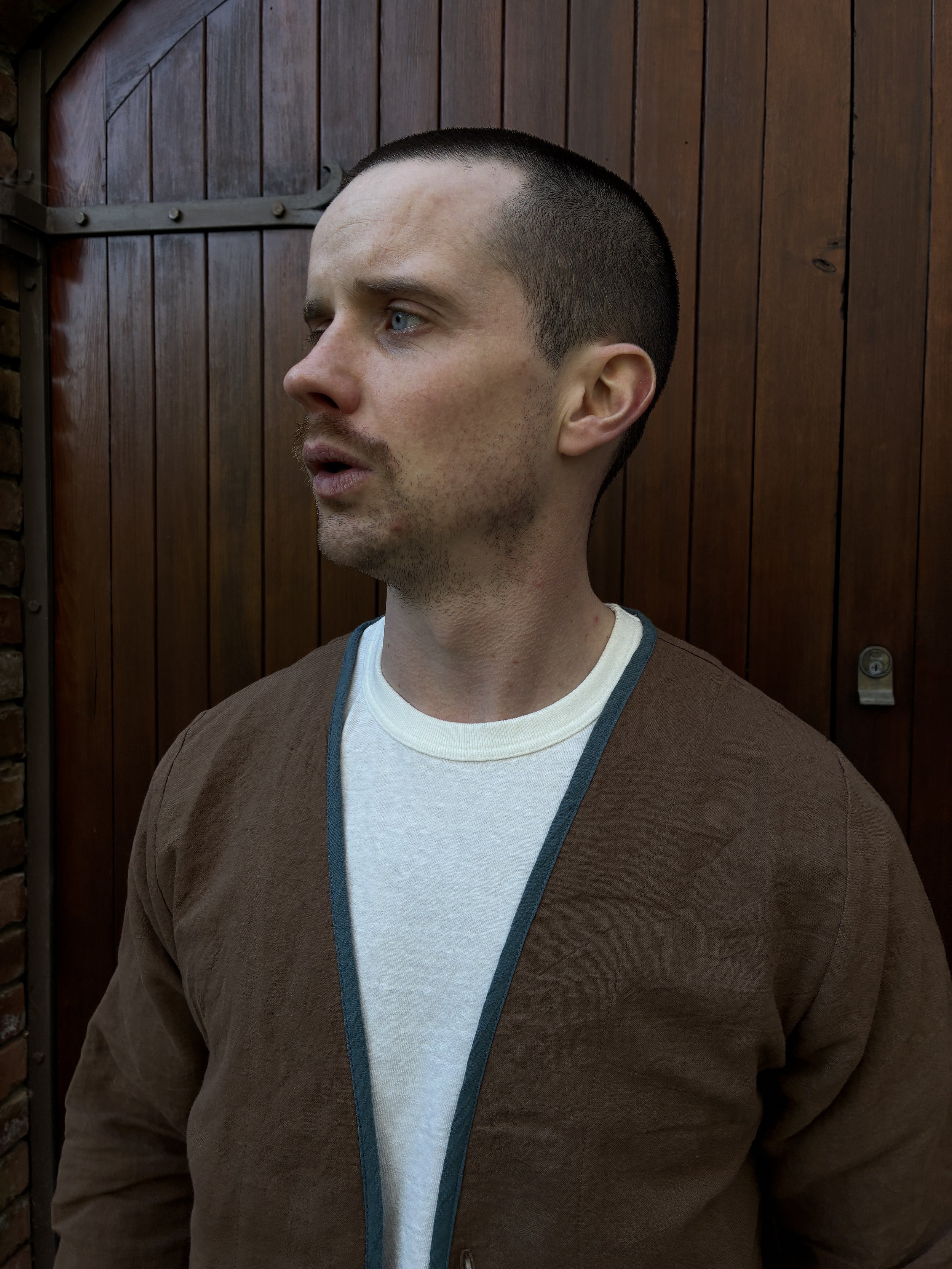 Closeup of Man wearing Frank Leder Linen Cotton Brown Teal Jacket outside