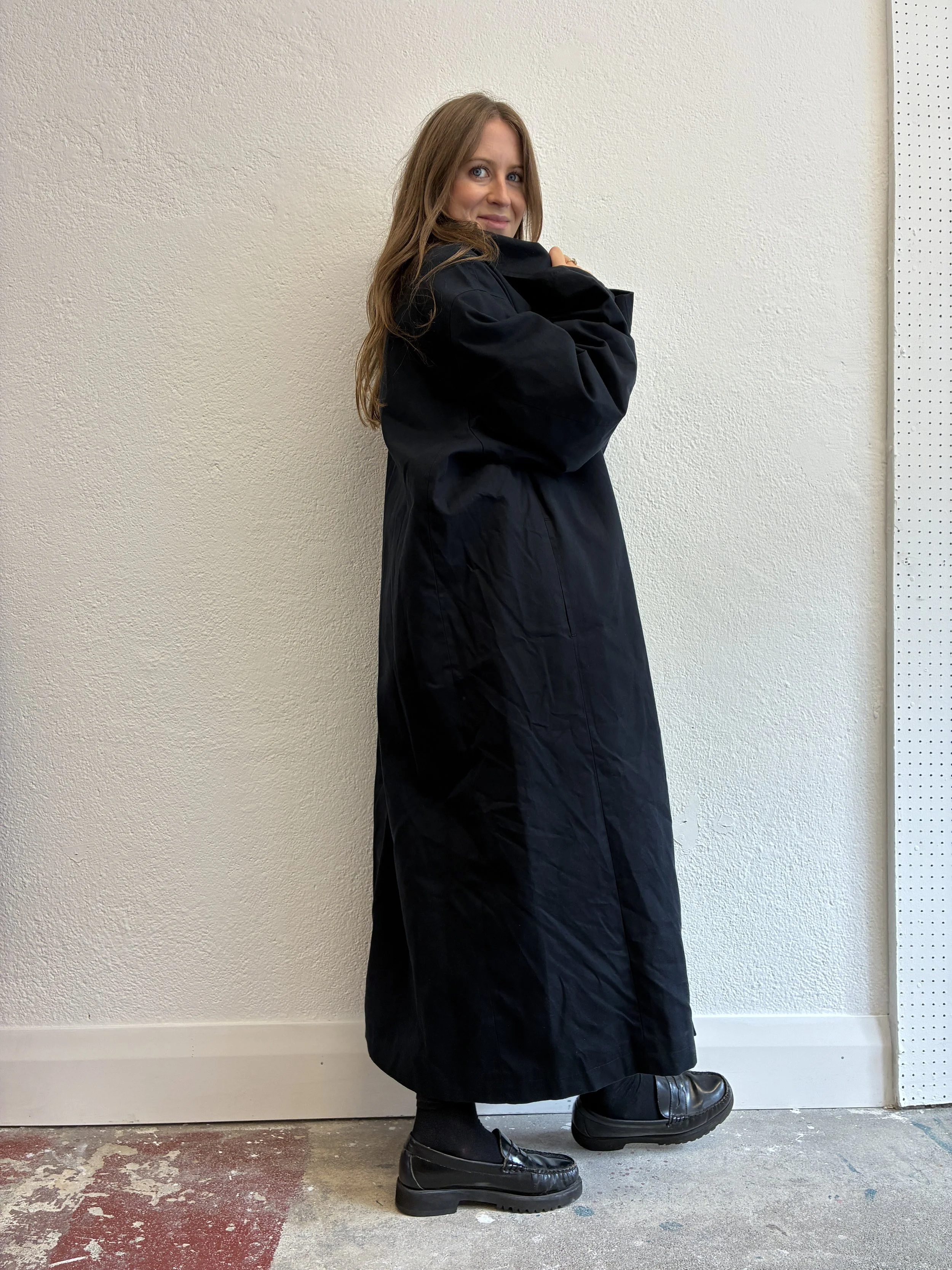 Side profile of woman wearing Navy De Dam Foundation Cotton Gabardine Trench Coat