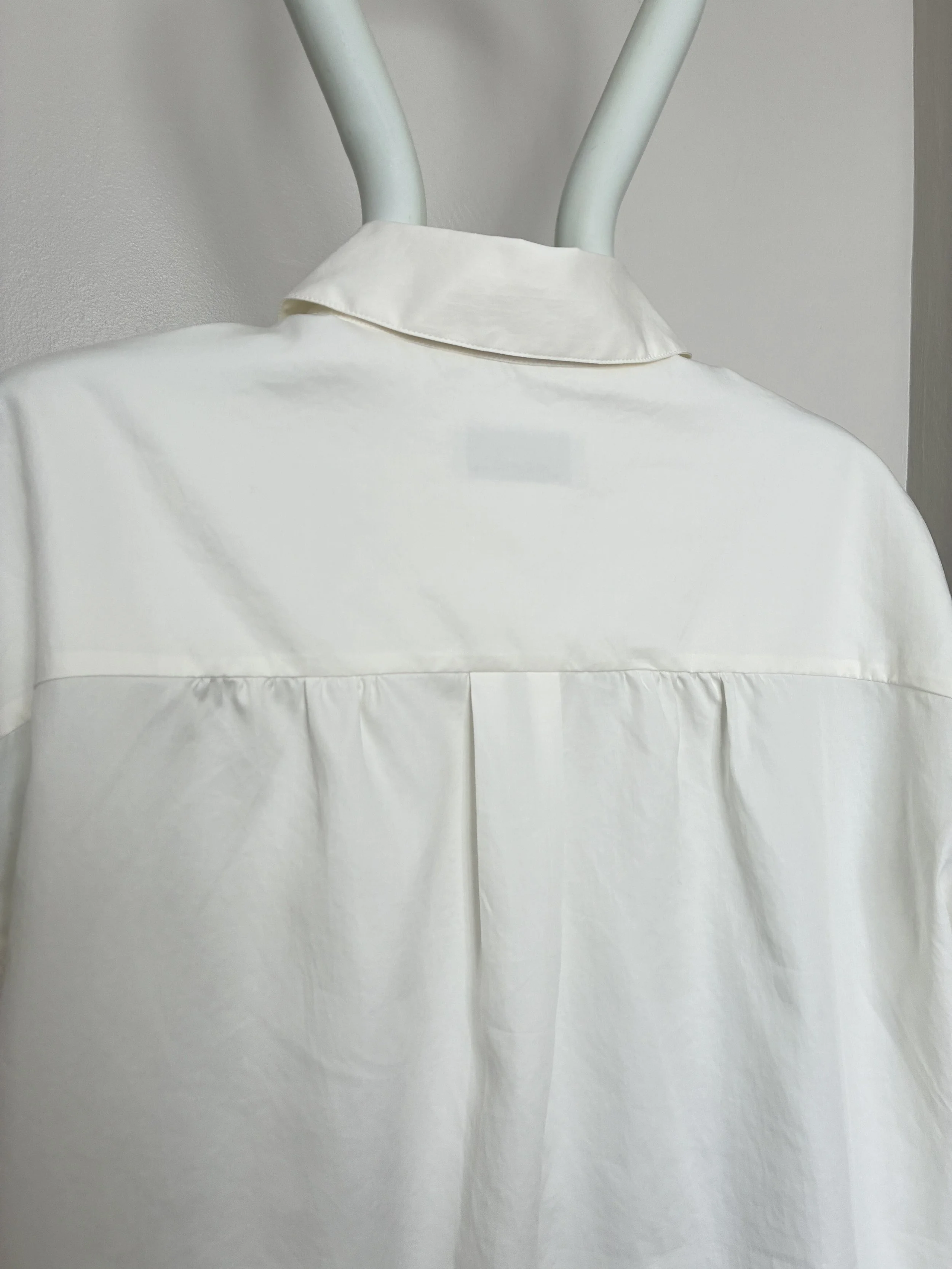 Closeup of back of White 1st PAT-RN Woman Modula Shirt on mannequin