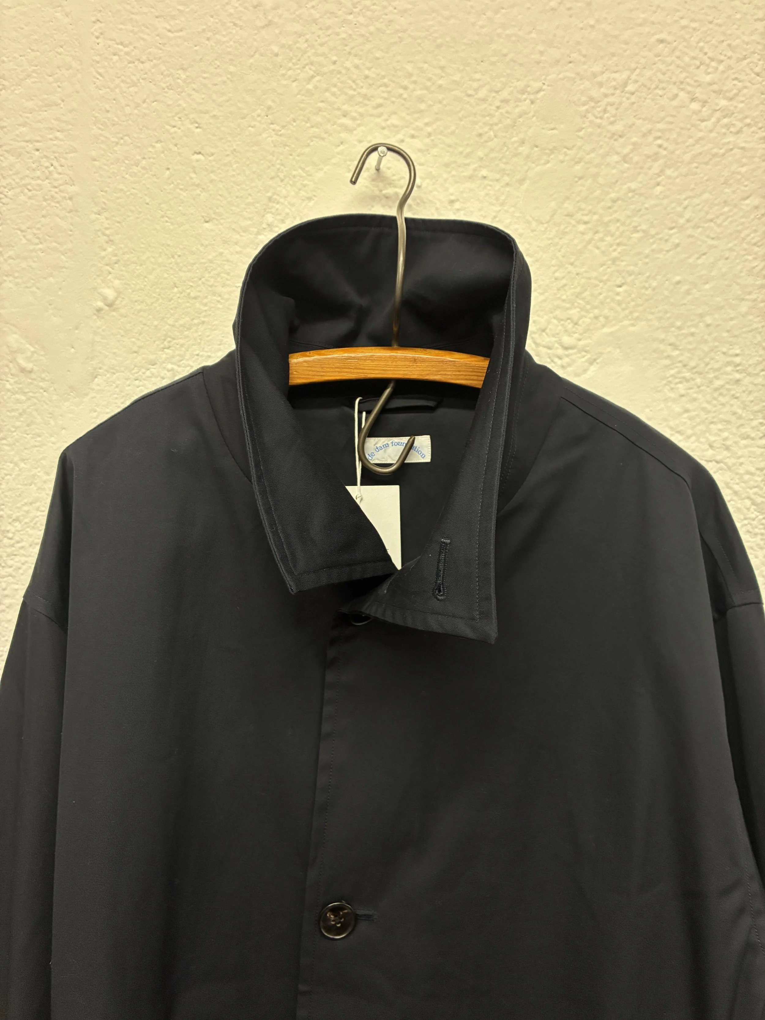 Closeup of collar of Navy De Dam Foundation Cotton Gabardine Jacket