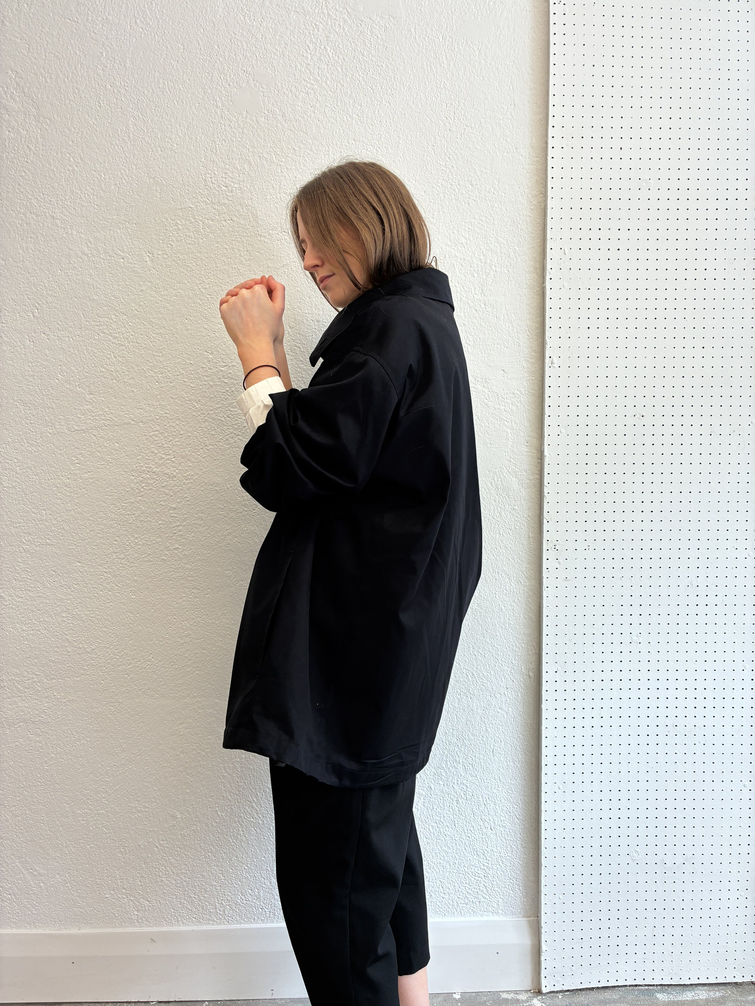 Side profile of Woman wearing Navy De Dam Foundation Cotton Gabardine Jacket