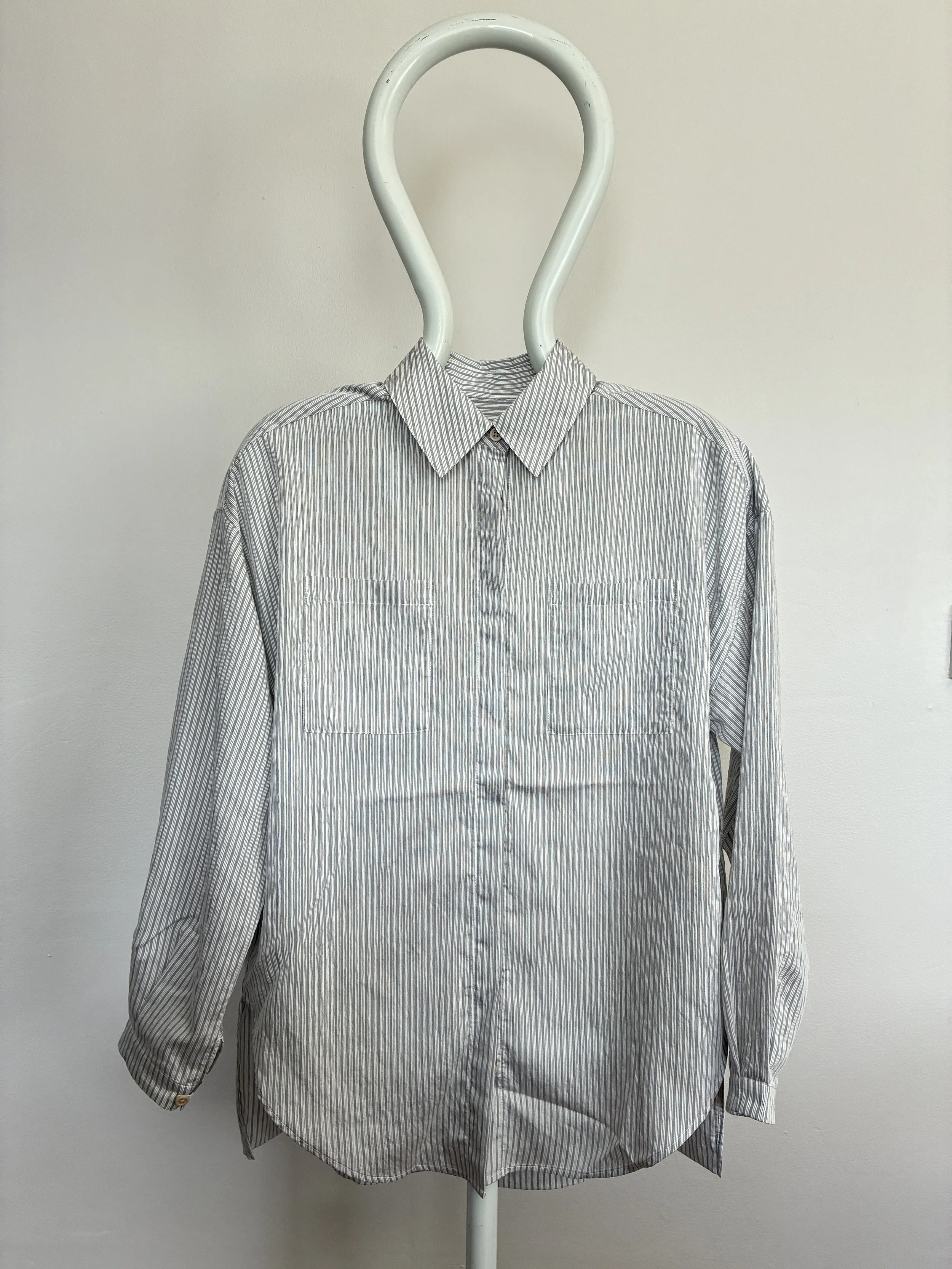 1st PAT-RN Woman Modula Shirt in Fine Stripes on mannequin