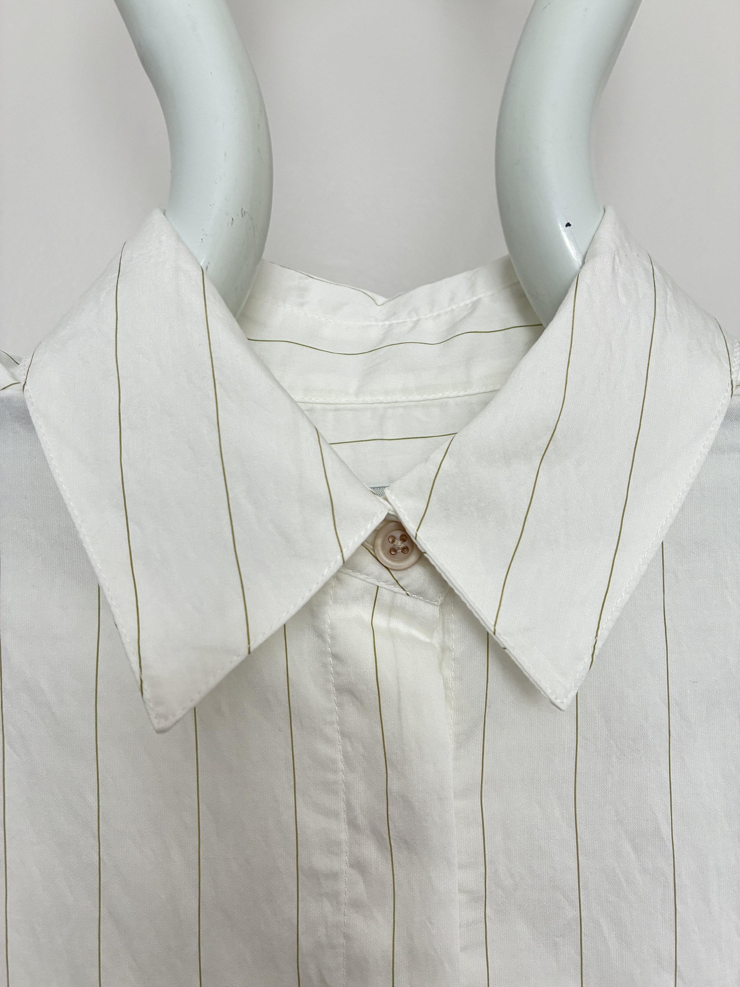 Closeup of collar of 1st PAT-RN Woman Modula Shirt in Tailored Stripes on mannequin