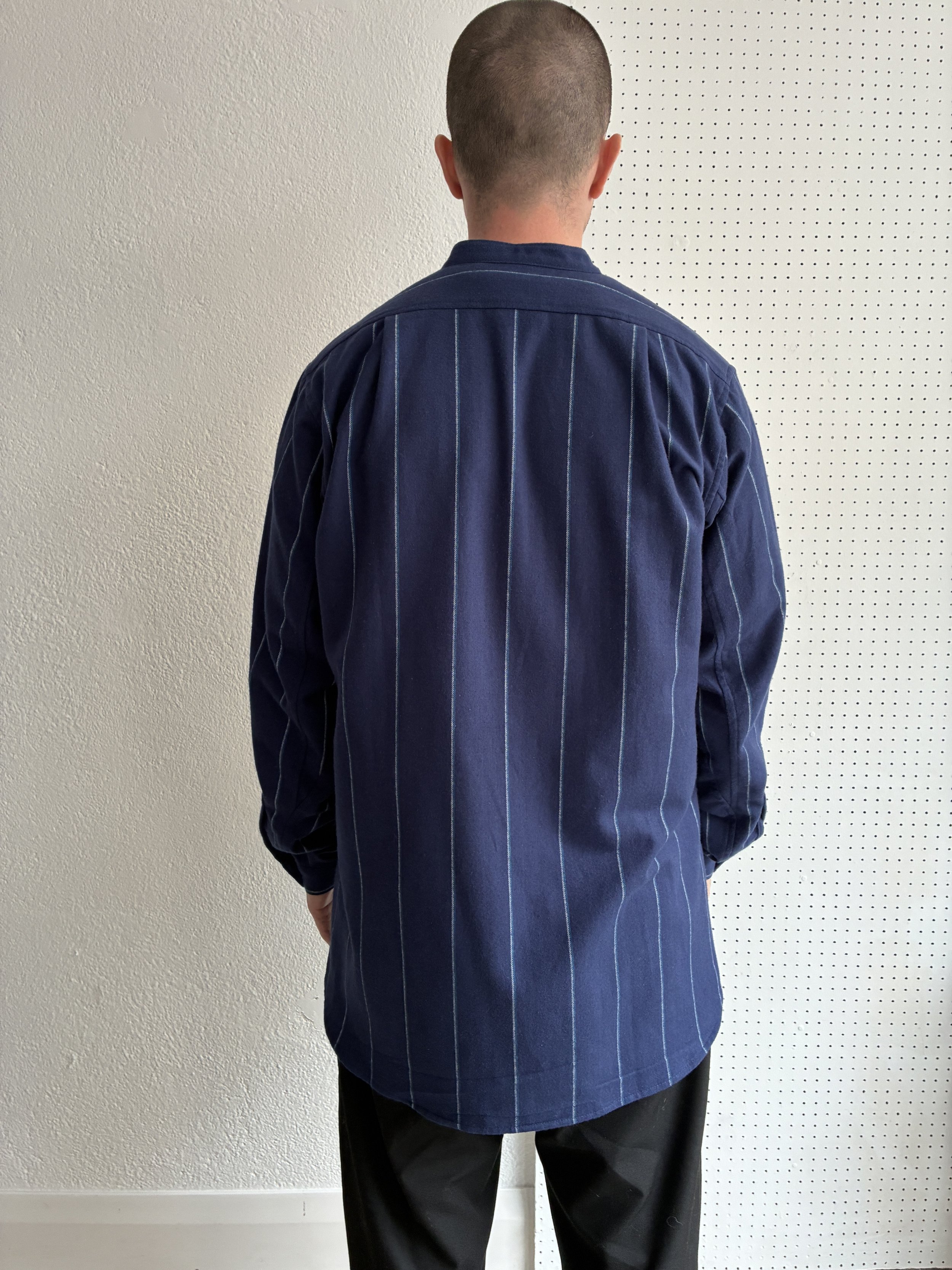 Model wears a Frank Leder navy striped shirt, back view