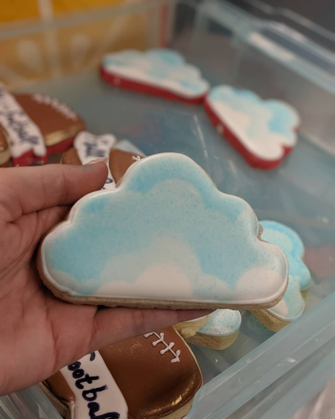 Some clouds on a cloudy day ☁️☁️☁️ #sugarcookiesofinstagram #cookiedecorating #cookiesofinstagram #royalicing