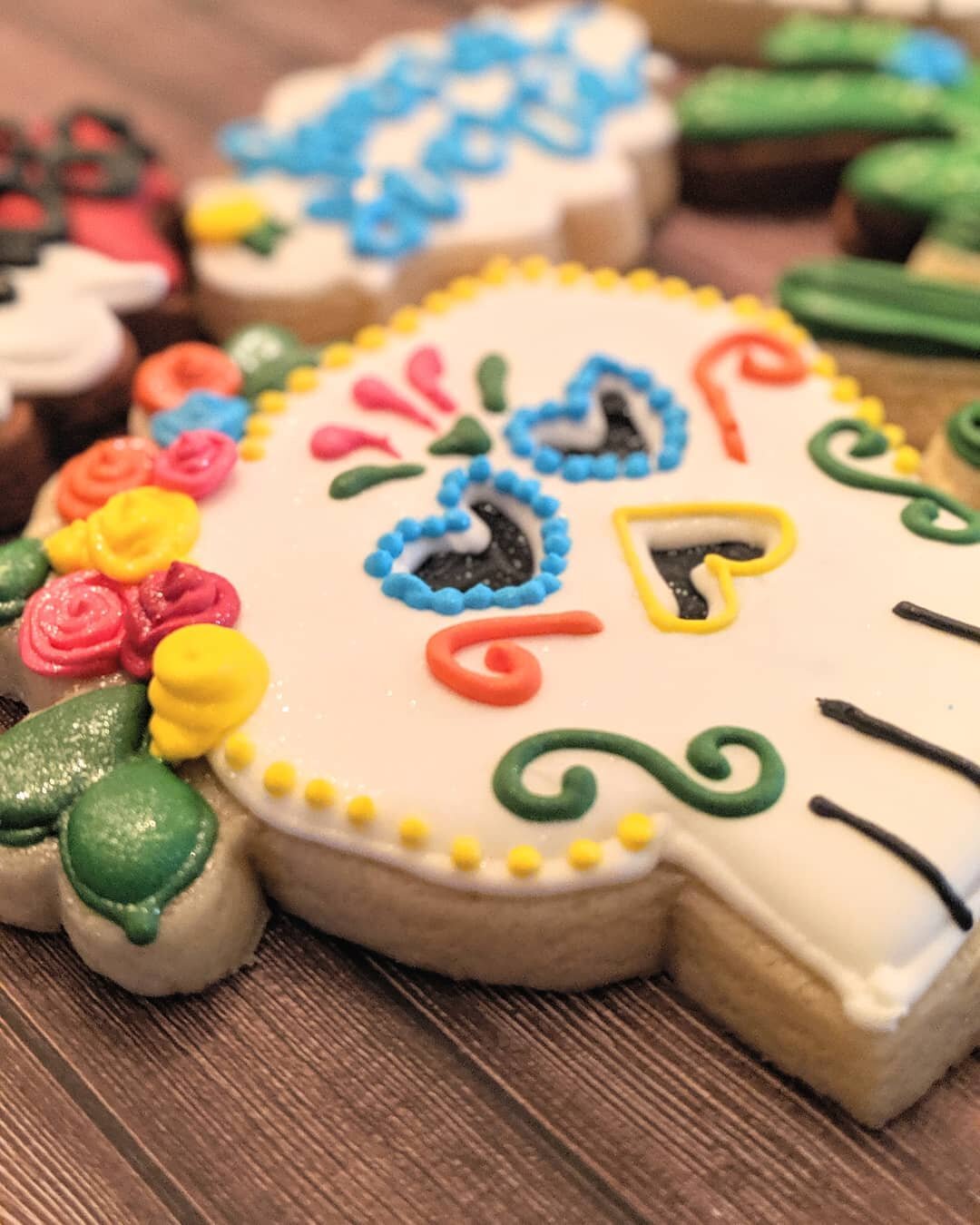 #sugarcookiesofinstagram #sugarskull #sugarskullcookies #cookiedecorating #royalicing