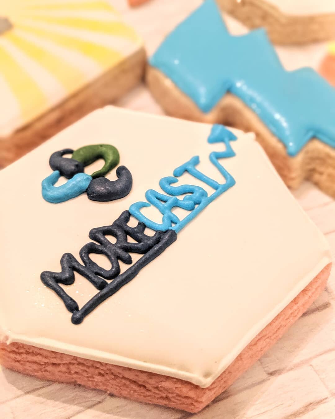 Had a lot of fun making these for a @duke_energy team here in Charlotte ⚡

#royalicing #sugarcookiesofinstagram #cookiedecorating #cookiesofinstagram #logocookies