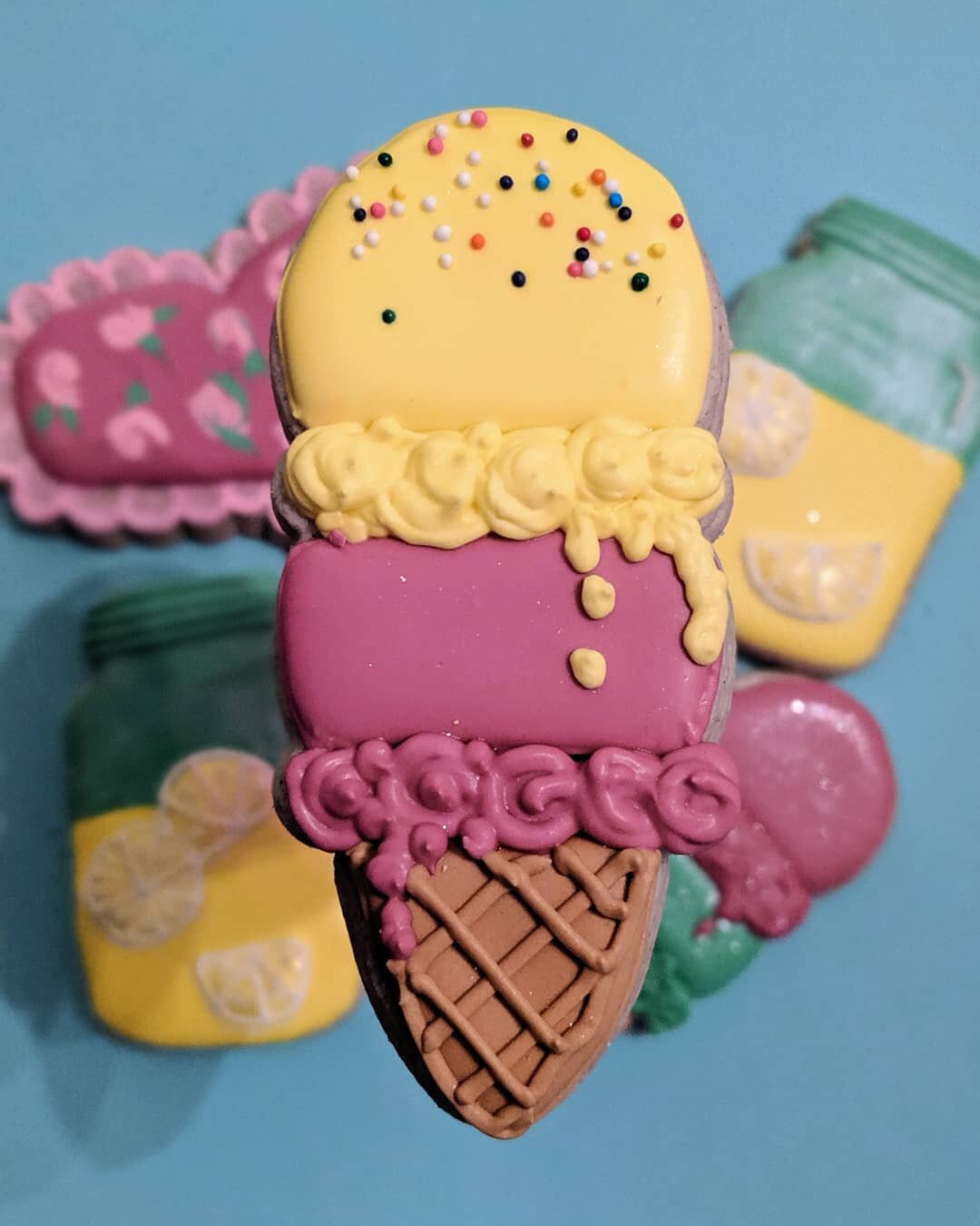 Had lots of fun making these with @warringtonsusan 😊.🍦🍋💗 #cookiedecorating #sugarcookiesofinstagram #royalicing #lemonade #icecream