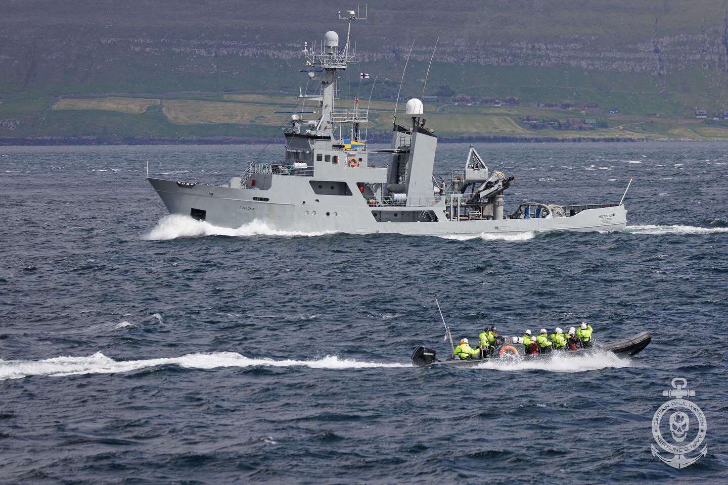 ⚠️UPDATE⚠️

As the John Paul DeJoria responded to a sighting of a pod of pilot whales, two Faroese Coast Guard vessels began a chase - even deploying a RIB with a 14-person boarding party. 

All attempts to board have failed so far.

📸: Simon Ager/C