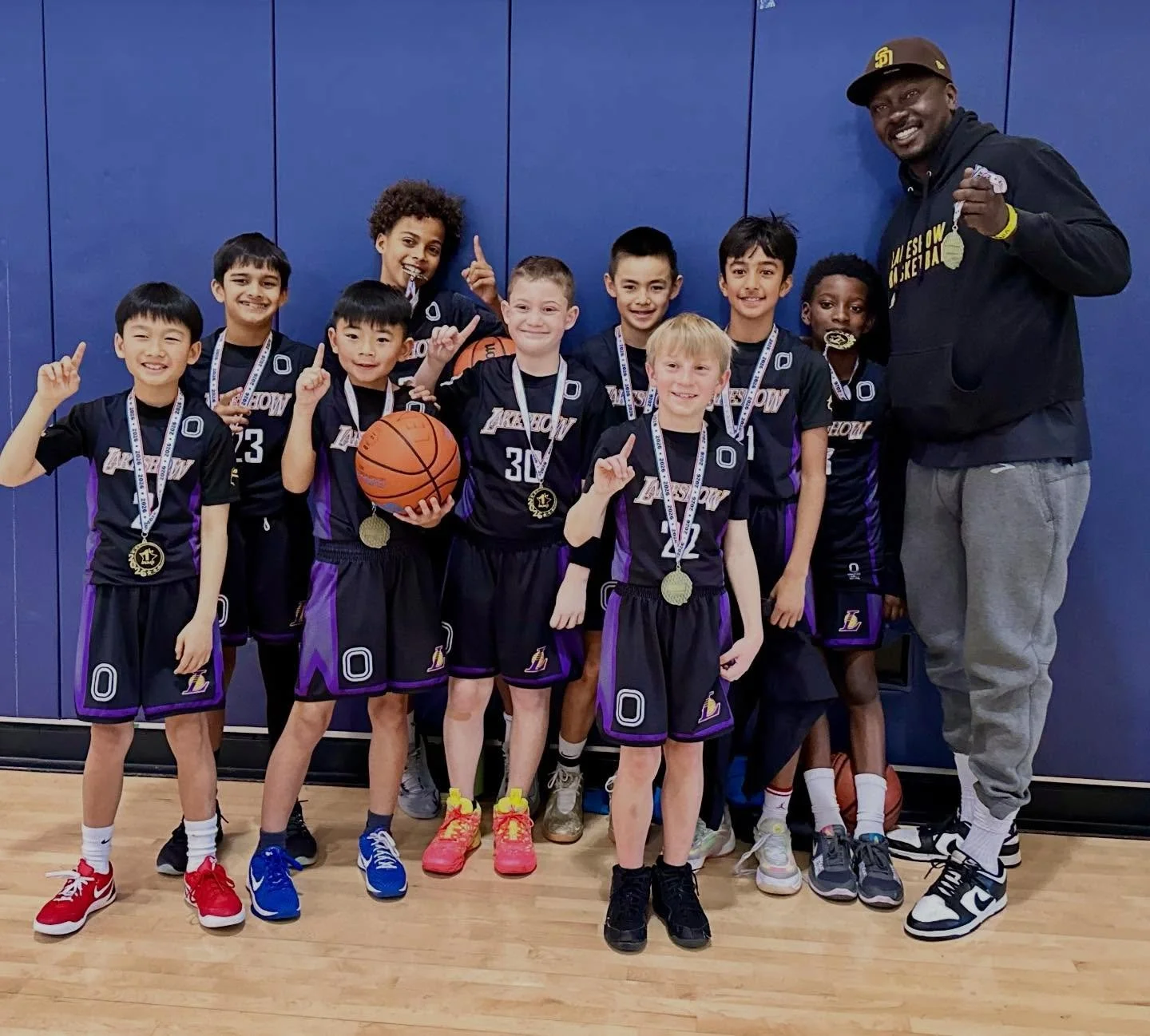 10U Okotie @4ballers_only MLK 🏆#LakeshowFam💜💛