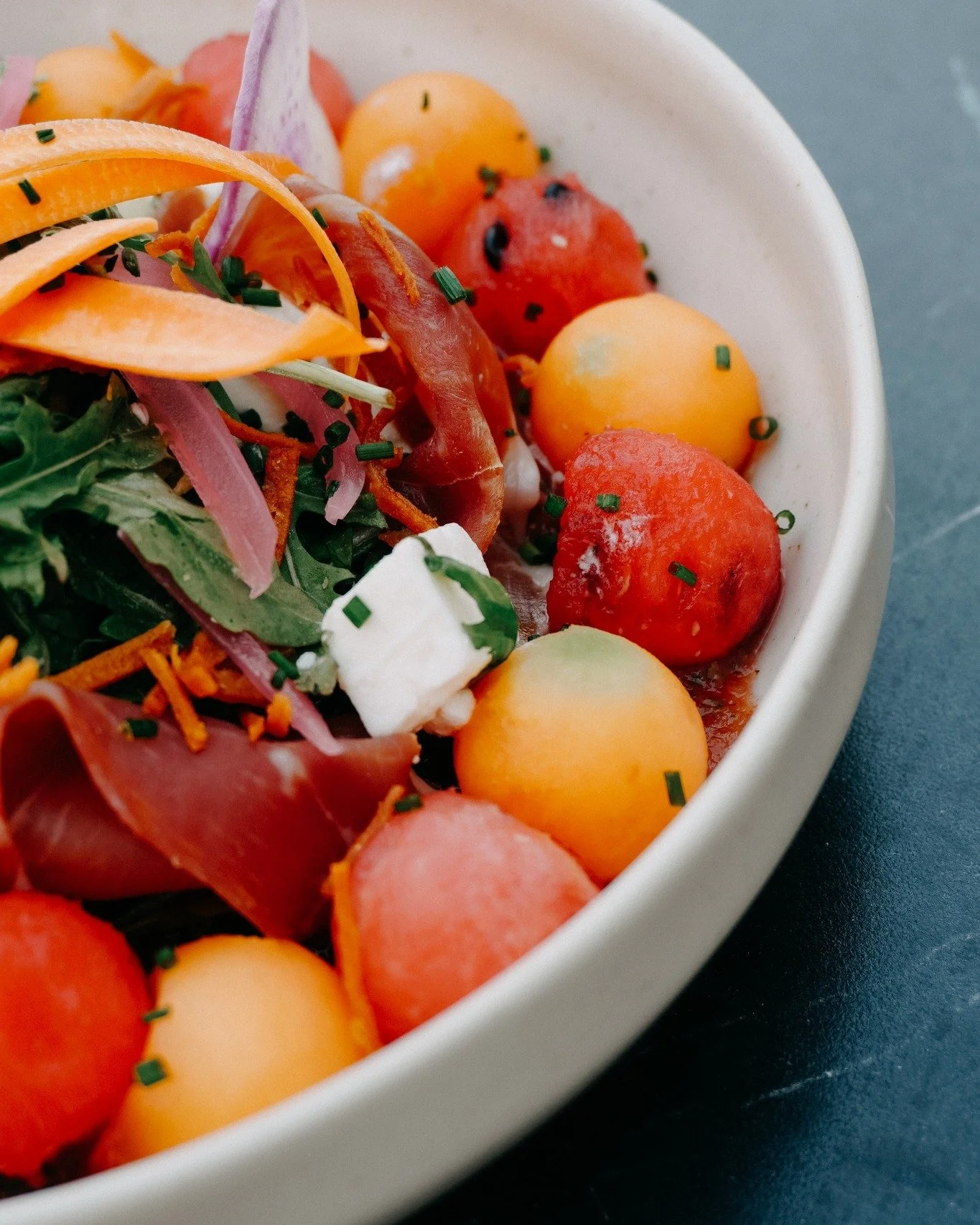 ☀️ Le plat parfait pour les journ&eacute;es d&rsquo;&eacute;t&eacute;&hellip;
Quand les temp&eacute;ratures montent, on a envie de fra&icirc;cheur et de l&eacute;g&egrave;ret&eacute; ! Notre salade fra&icirc;che au melon et &agrave; la past&egrave;qu
