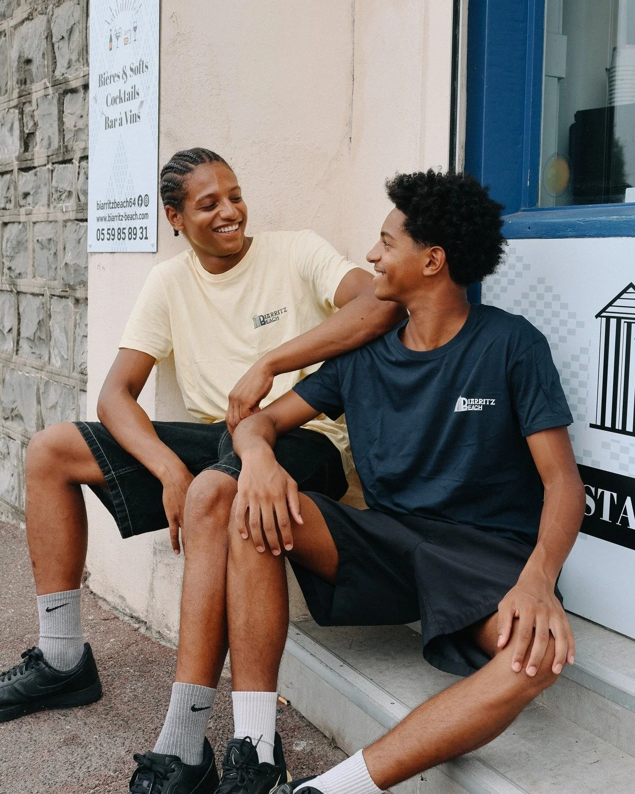💙 Chez Biarritz Beach, la famille fait partie de notre histoire.  Sur ces photos, un duo de fr&egrave;res, deux fr&egrave;res et s&oelig;ur et un p&egrave;re et son fils. Des liens qui se retrouvent aussi dans l&rsquo;&eacute;quipe et qui font parti