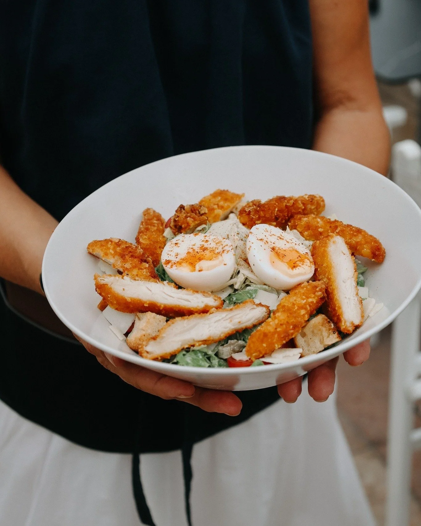 Un incontournable de chez Biarritz Beach !
Notre Salade C&eacute;sar au poulet croustillant. Du frais et beaucoup de gourmandise ! Et vous, vous l&rsquo;avez d&eacute;j&agrave; go&ucirc;t&eacute;e ? 🤤

📍 Biarritz Beach &ndash; Grande Plage, 64200 B
