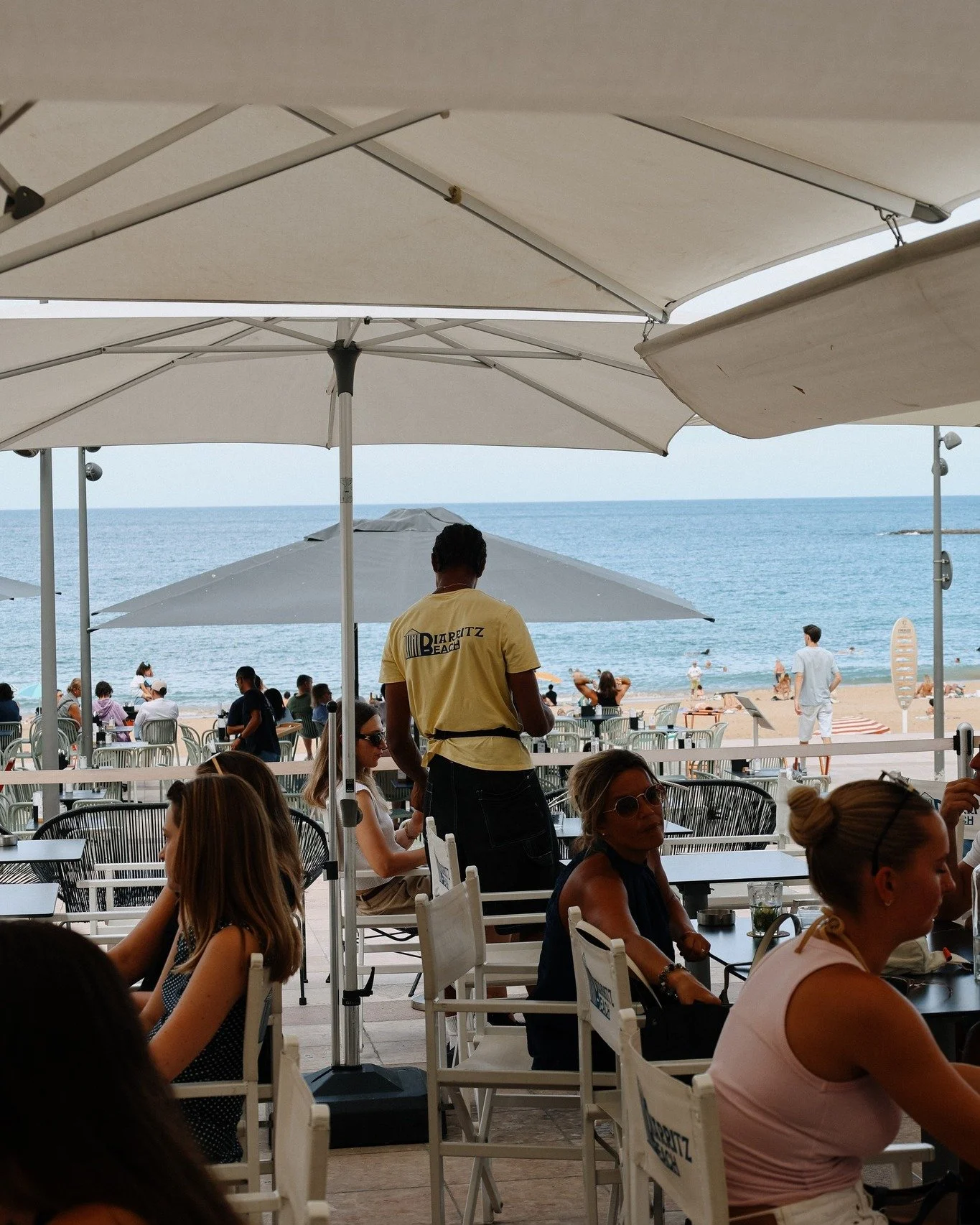 On ne se lasse vraiment pas de cette vue&hellip; 🌊

La Grande Plage juste devant nous, l&rsquo;oc&eacute;an en toile de fond et notre terrasse pour en profiter pleinement.

📍 Biarritz Beach &ndash; Grande Plage de Biarritz
#biarritzbeach #biarritz 