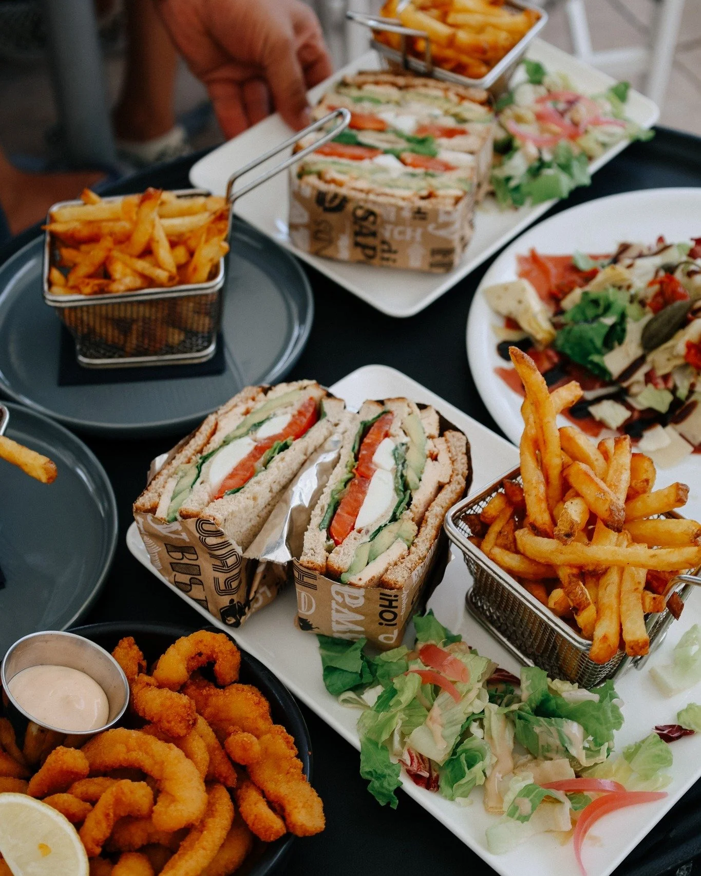 🥪 L&rsquo;heure du d&eacute;jeuner a sonn&eacute; !
Nos clubs sandwiches bien garnis : poulet, avocat, &oelig;uf, accompagn&eacute;s de frites maison et de salade !

📍 Biarritz Beach &ndash; Grande Plage de Biarritz
#biarritzbeach #biarritz #grande