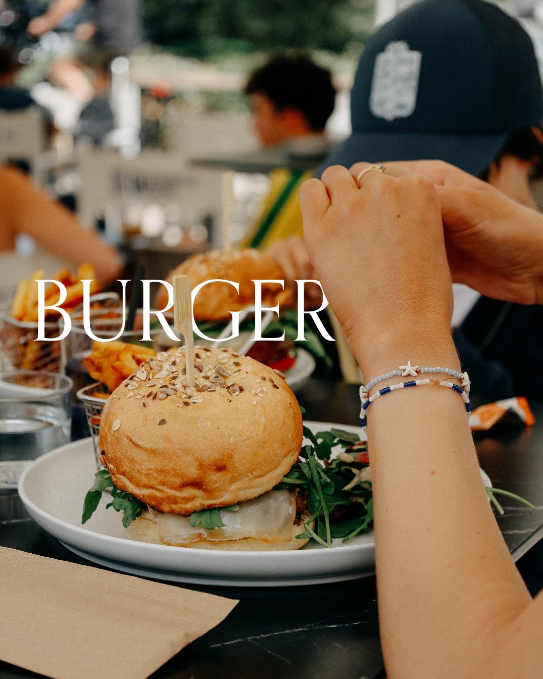 🍔 Le burger du Biarritz Beach
Steak hach&eacute;, ventr&egrave;che, oignons confits, fromage de brebis, tomate et salade&hellip; le tout accompagn&eacute; de frites maisons !

📍 Biarritz Beach &ndash; Grande Plage de Biarritz
#biarritzbeach #biarri