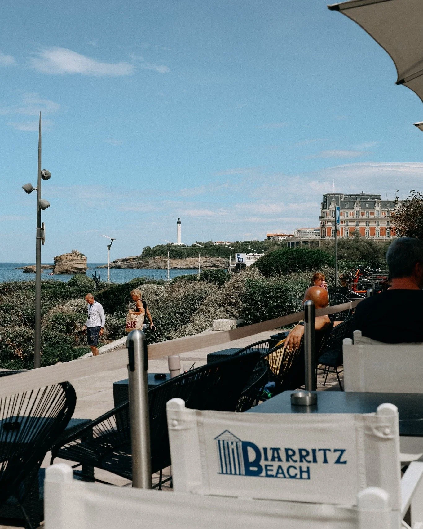 🌊 Biarritz, notre d&eacute;cor au quotidien.
La Grande Plage, le phare, le Palais&hellip; difficile de se lasser de ce paysage. Et quand on a la chance de travailler face &agrave; tout &ccedil;a, on en profite chaque jour ✨

📍 Biarritz Beach &ndash